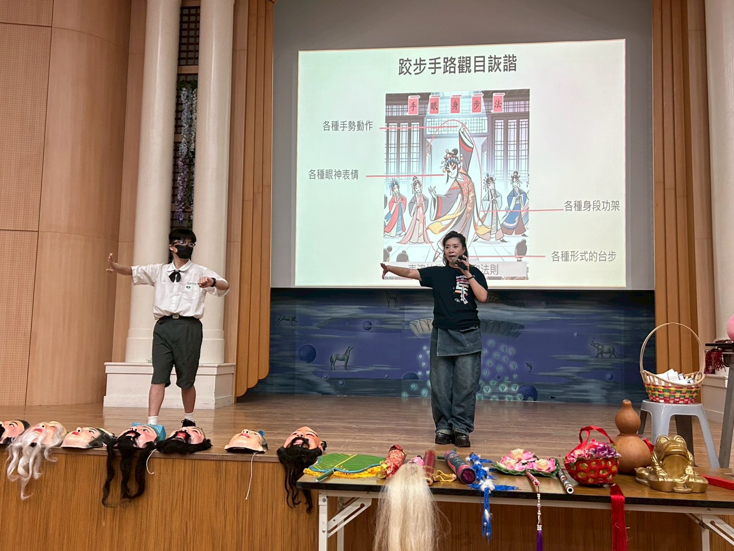 講師指導同學演示小生動作，手勢眼神都要到位，看似簡單的動作卻是不易。