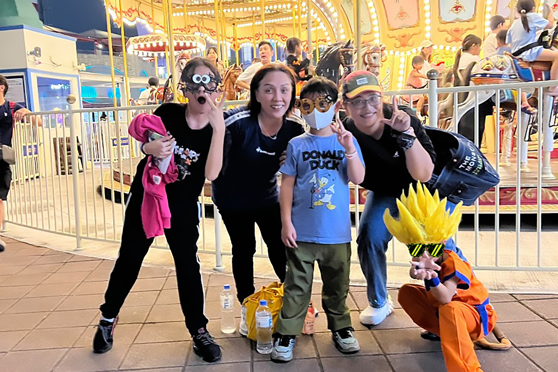 展望會社工精心規劃個別化陪伴服務，讓親子一同享受久違的主題樂園時光。