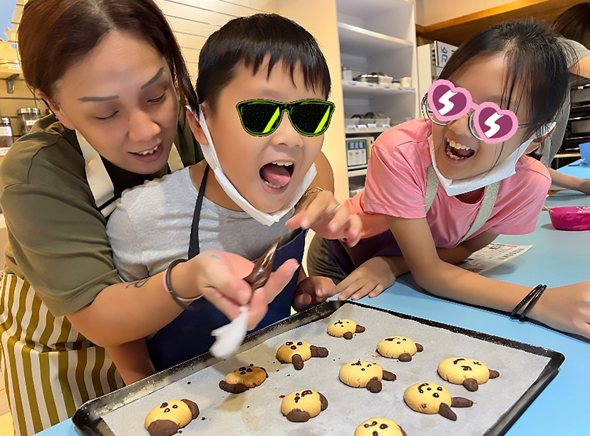 羅媽媽帶著孩子首次體驗烘焙DIY課程，親子三人樂在其中，笑聲不斷。