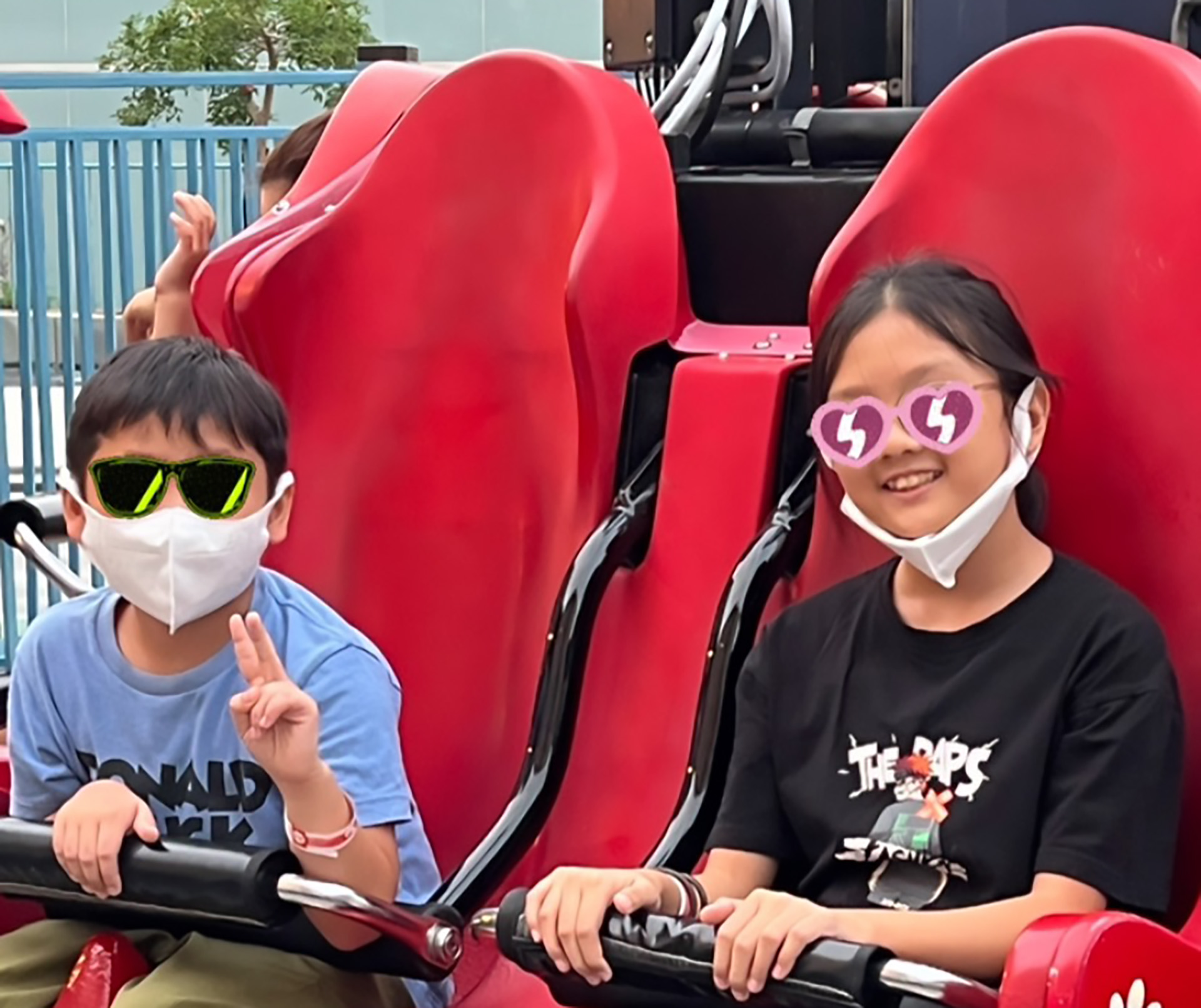 弟弟小誠與姊姊阿歆第一次踏入遊樂園，興奮得恨不得把每項設施都玩上一遍！