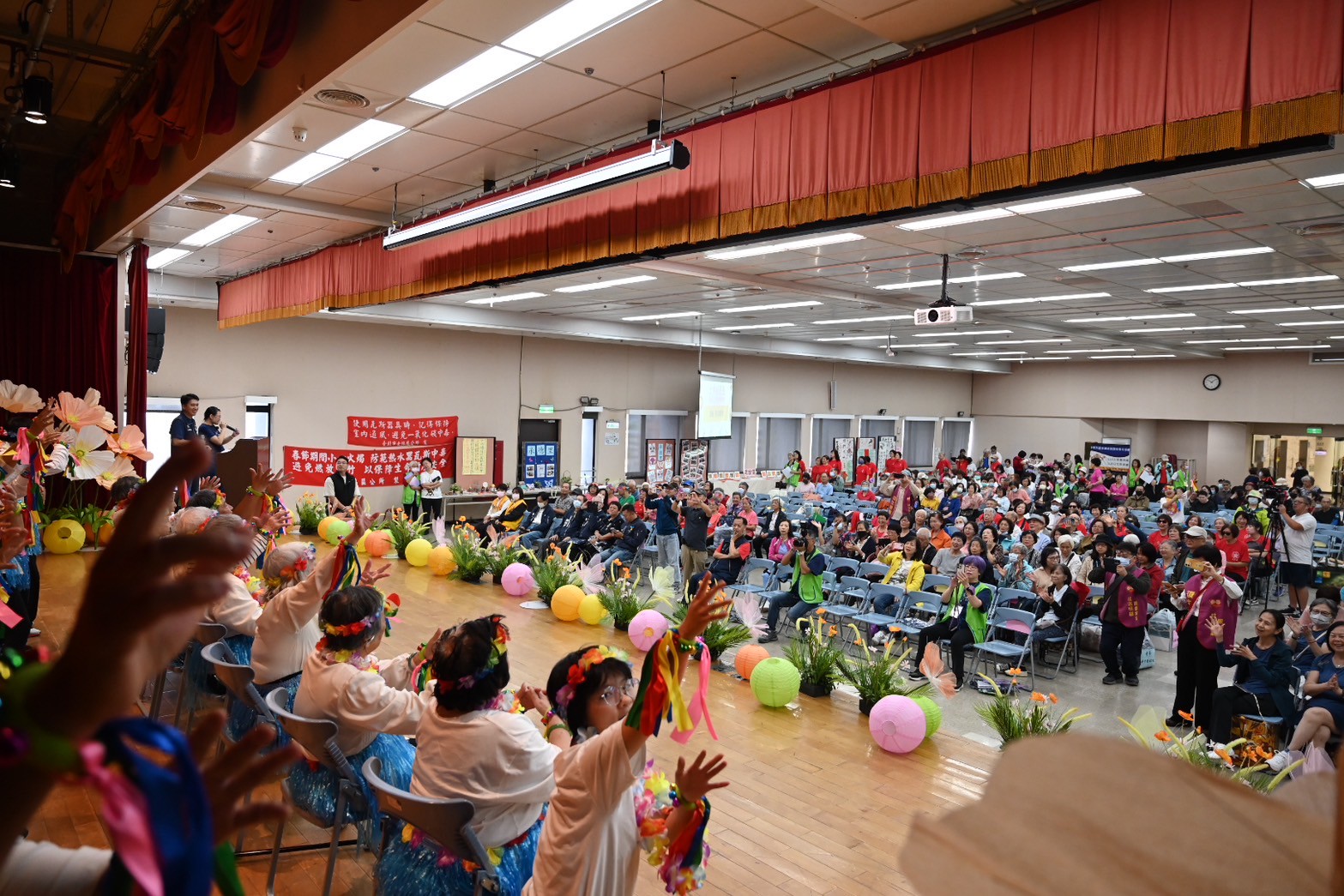 〈黃金二十・幸福滿堂〉約950位長者與志工齊聚士林區公所,樂齡活力嗨翻雙11。