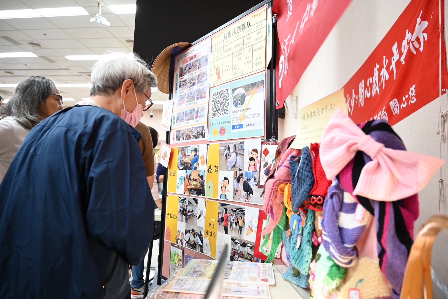 長者在互動攤位熱情交流,從健康促進到生活學習,展現自信與笑容的最佳樣貌。