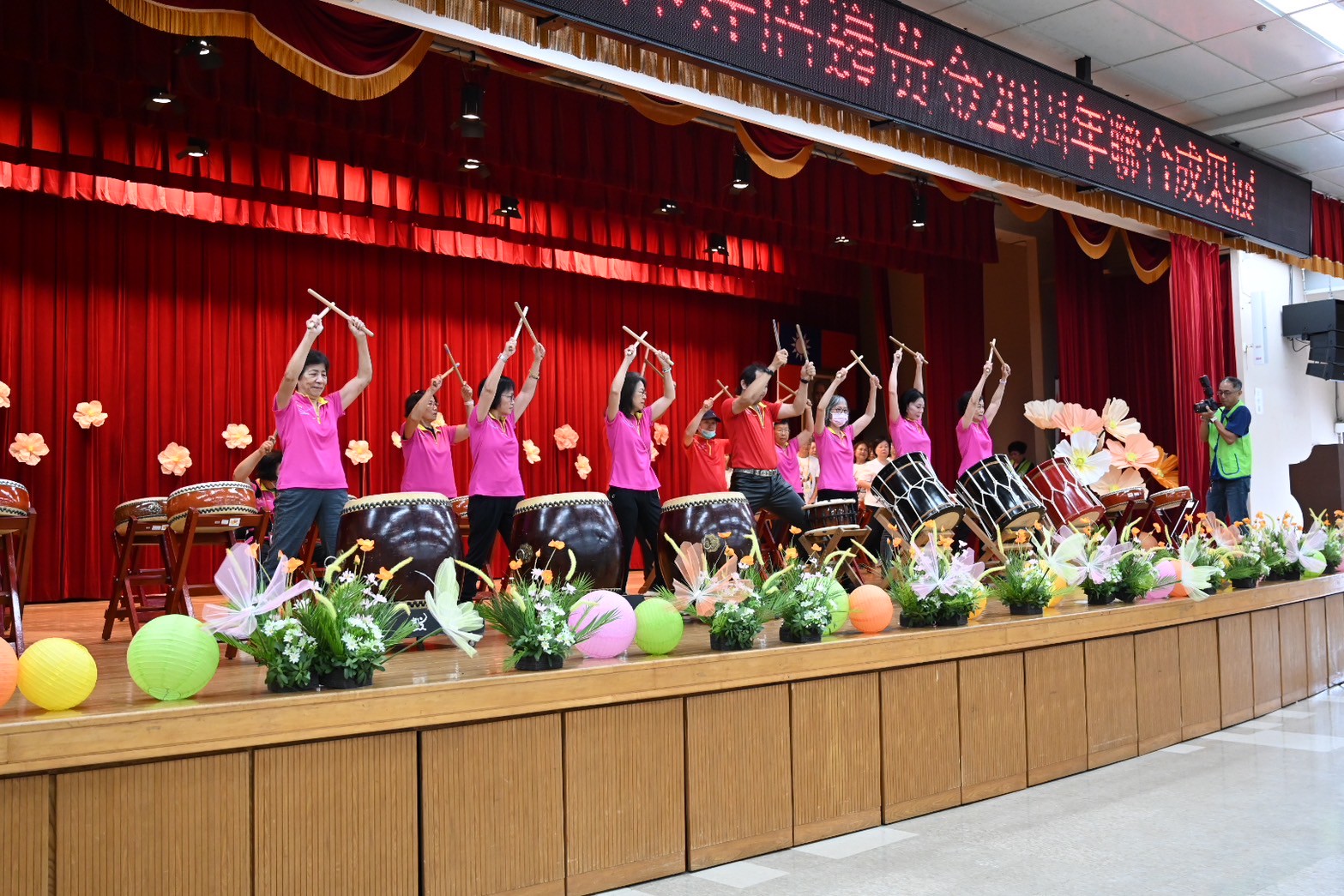 17組節目輪番上陣,樂齡團隊氣勢滿點、台風穩健。