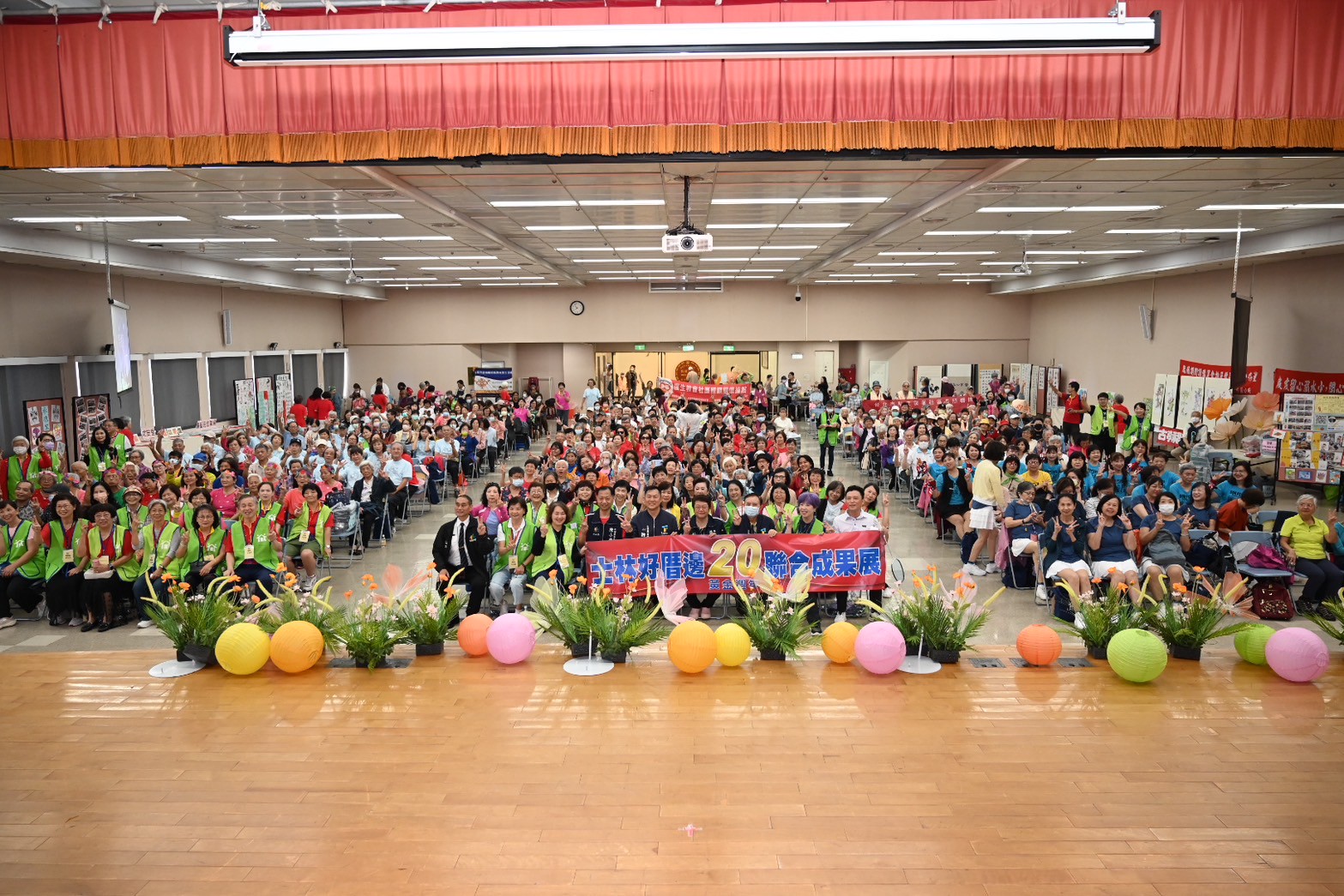 嘉賓與主辦單位合影,同賀仁親好厝邊二十週年。