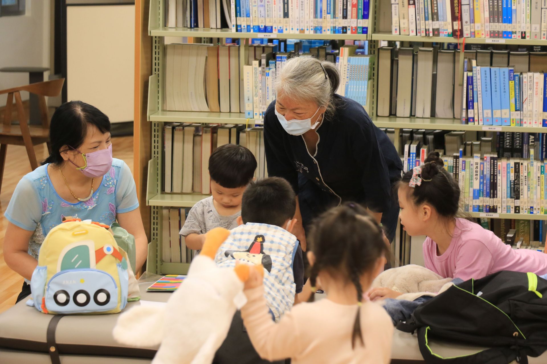 台中慈濟醫院推出創新員工福利,由慈濟志工組成教育團隊,於颱風天為醫護同仁提供臨時托育服務,打造安心的避風港。