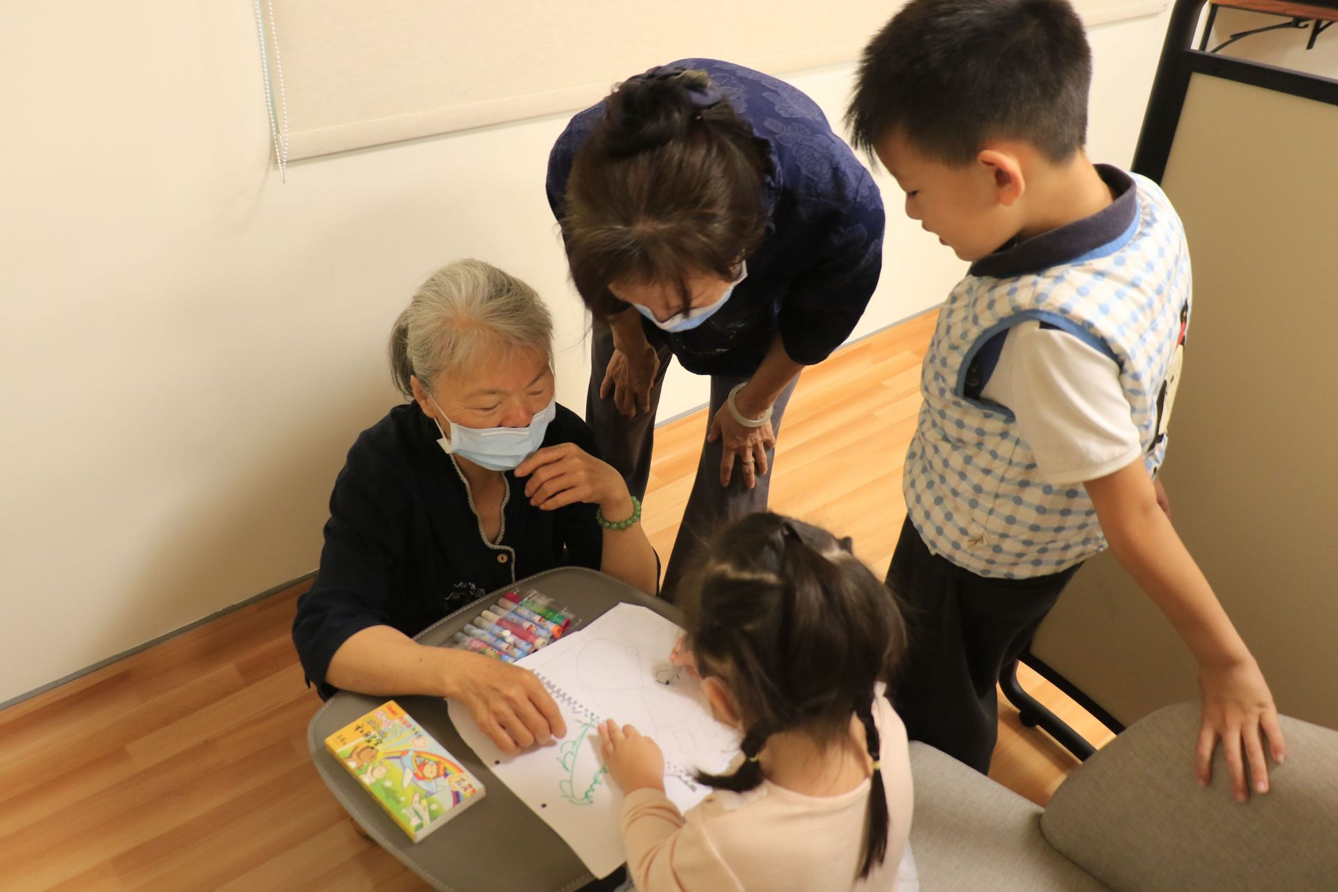 台中慈濟醫院推出創新員工福利,由慈濟志工組成教育團隊,於颱風天為醫護同仁提供臨時托育服務,打造安心的避風港。