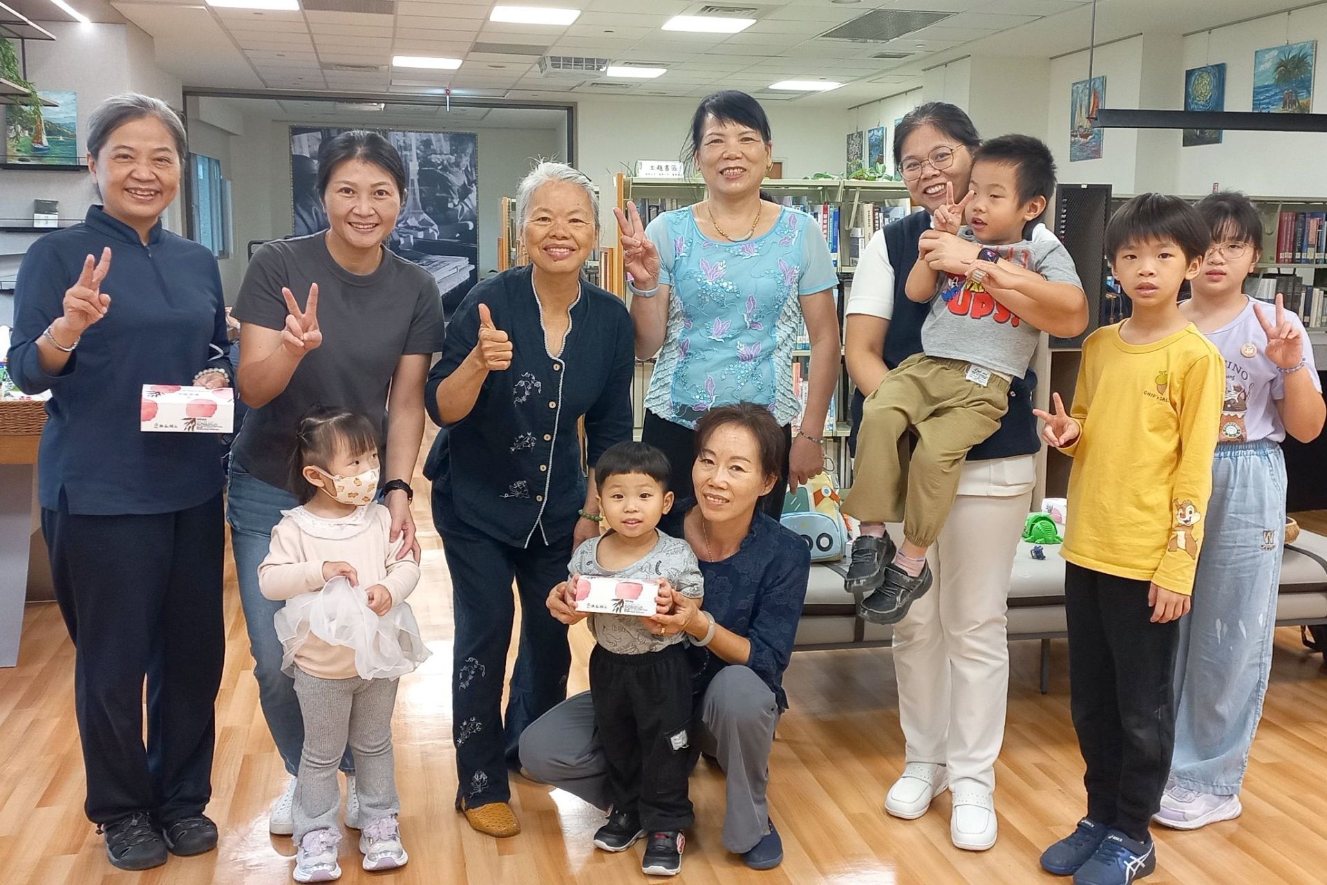 護理部是颱風天托育需求最集中的單位,護理部主任李玉茹(左二)親臨感謝教育志工對員工子女的照護。