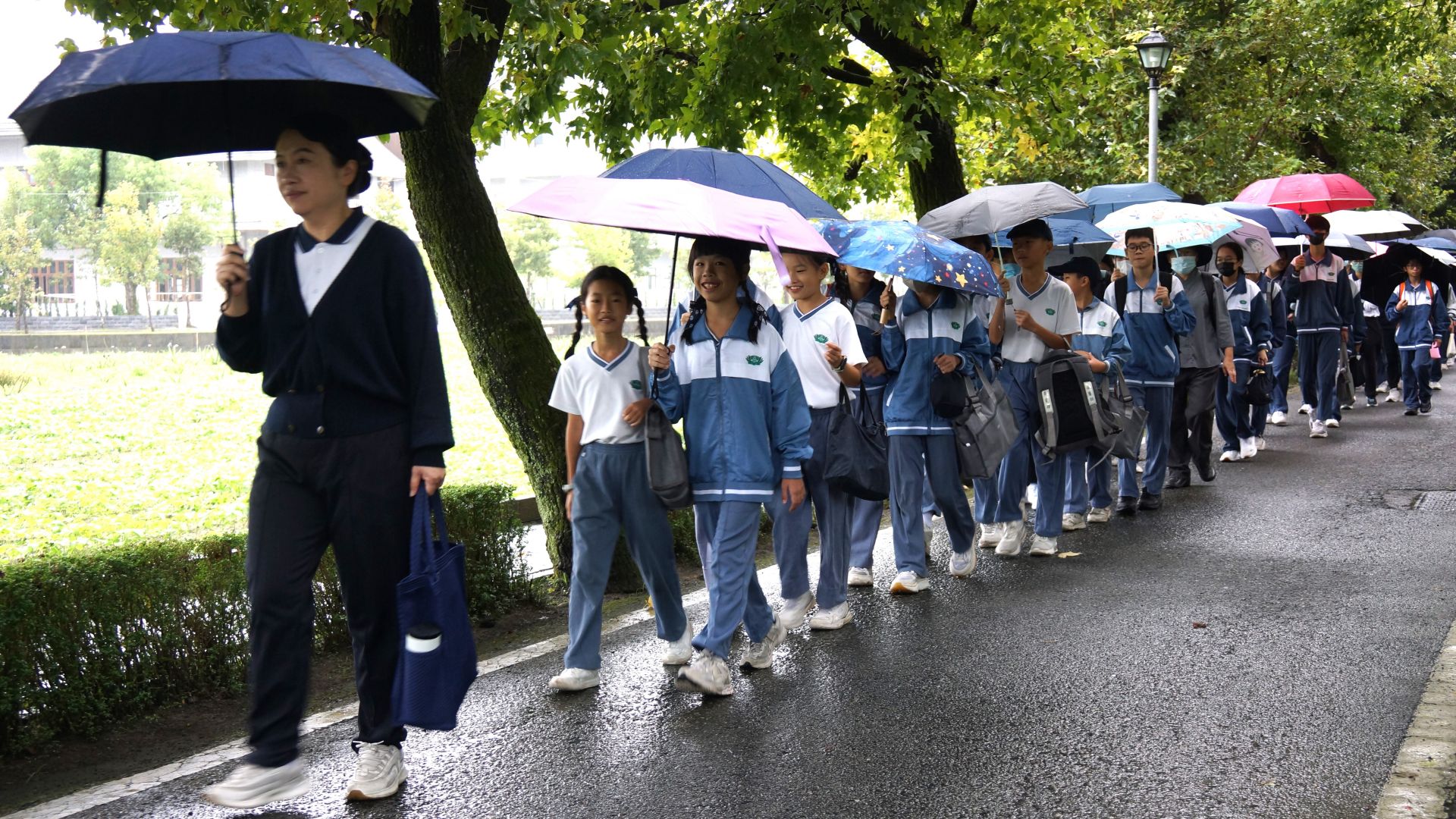 廖逸貞校長帶領104位師生回心靈故鄉,一起打掃環境,體驗師父「一日不作、一日不食」的精神。