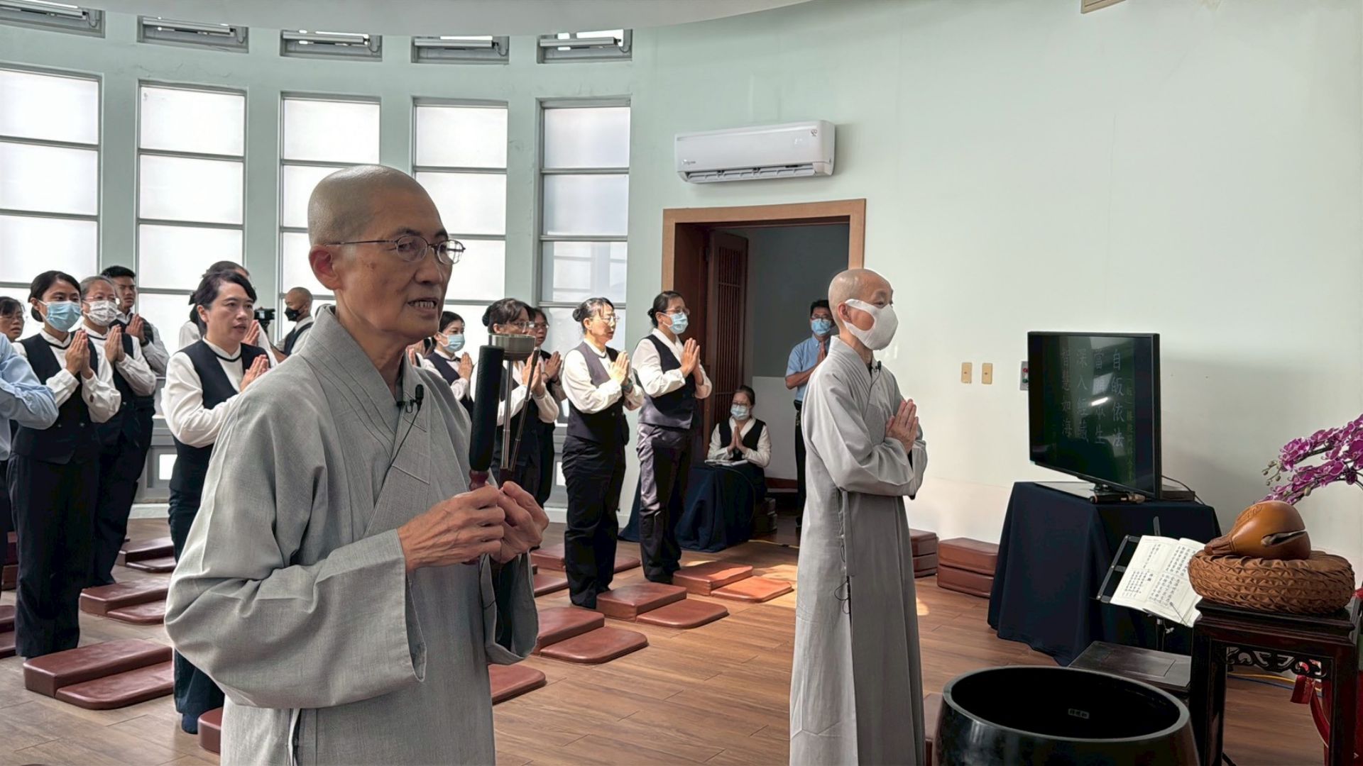 眾人在德倍師父、德宇師父的引領下,虔誠恭誦《三十七助道品》,恭聆證嚴法師開示影片,深入理解其中的修行意涵。