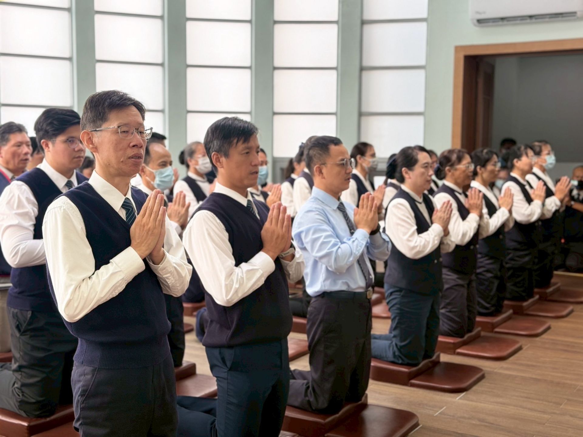 透過拜經,眾人心靈獲得淨化,祈願世界平安,也祝福慈中全體親師生平安健康。