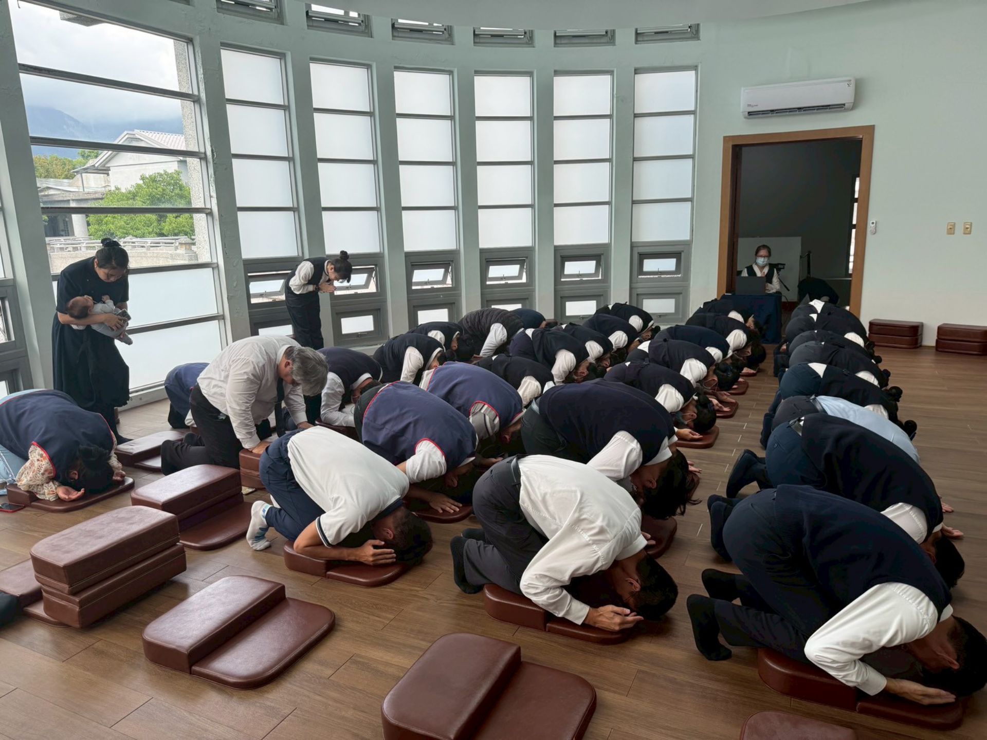 在校慶系列活動中,慈中師生不僅用「出坡」的實際行動來回饋 上人及精舍師父對學校的愛,更藉由禮拜《三十七助道品》,學習佛陀的智慧及上人的教法。