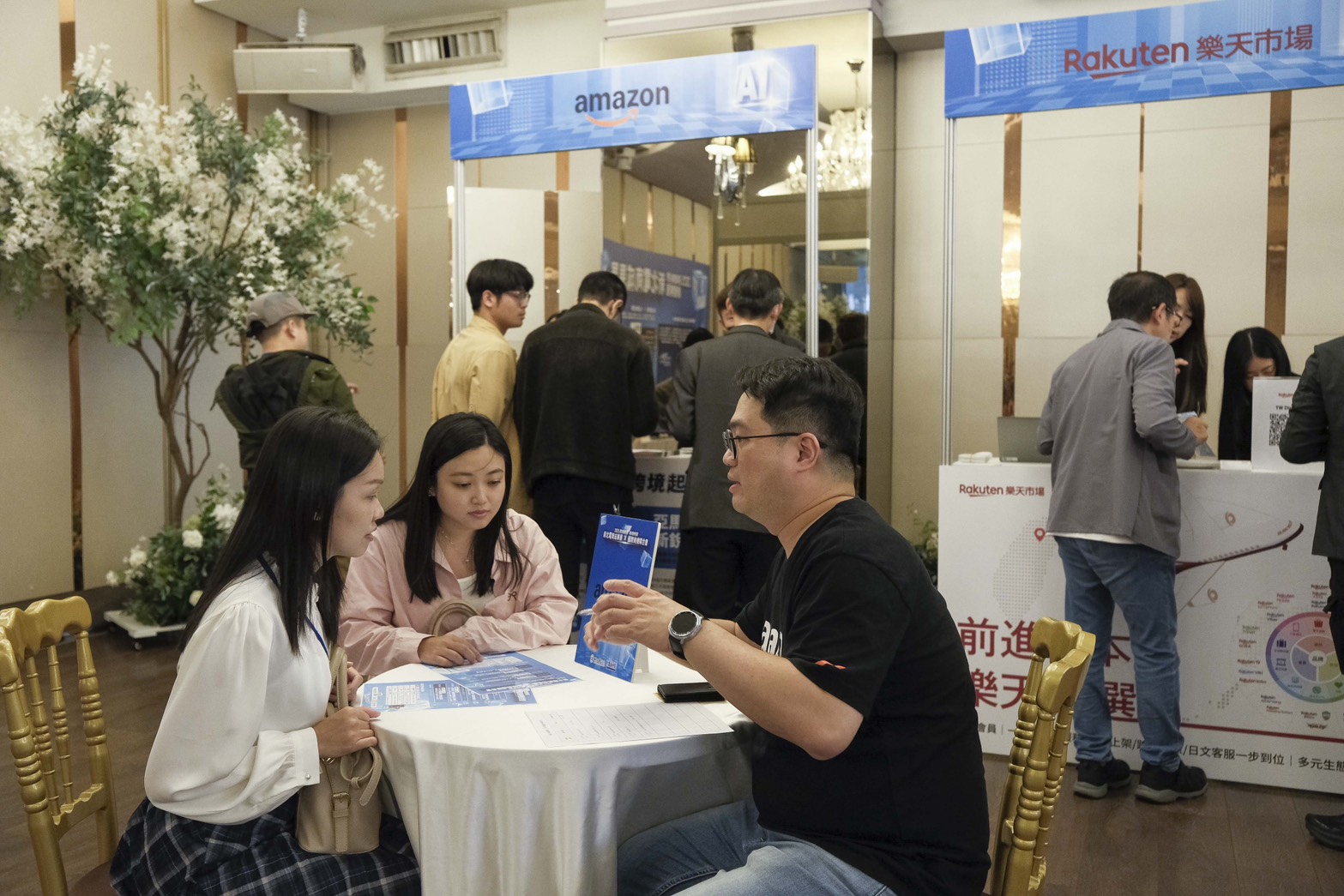 今(114)年新北電商學院提供「電商培訓系列課程」、進階專案輔導」「電商諮詢輔導」及「國際商機媒合會」4大服務，共295家企業及逾1900人次參與