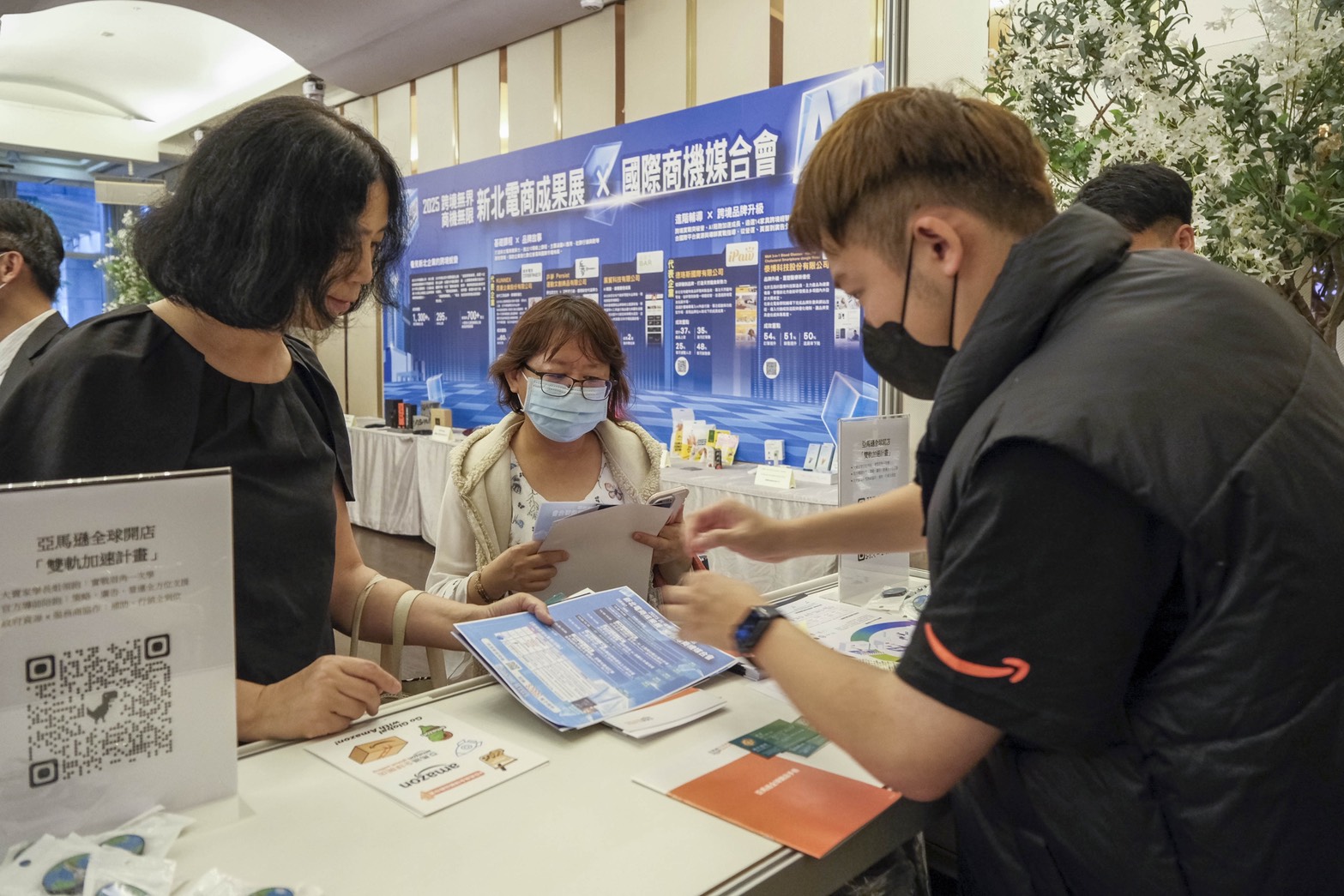 多家電商平台與服務商現場提供帳戶健檢與行銷諮詢，吸引業者熱烈參與