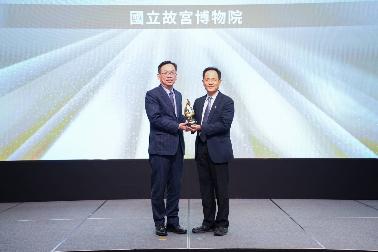 故宮榮獲十大觀光亮點奬,由王耀鋒主秘(右)代表領奬。