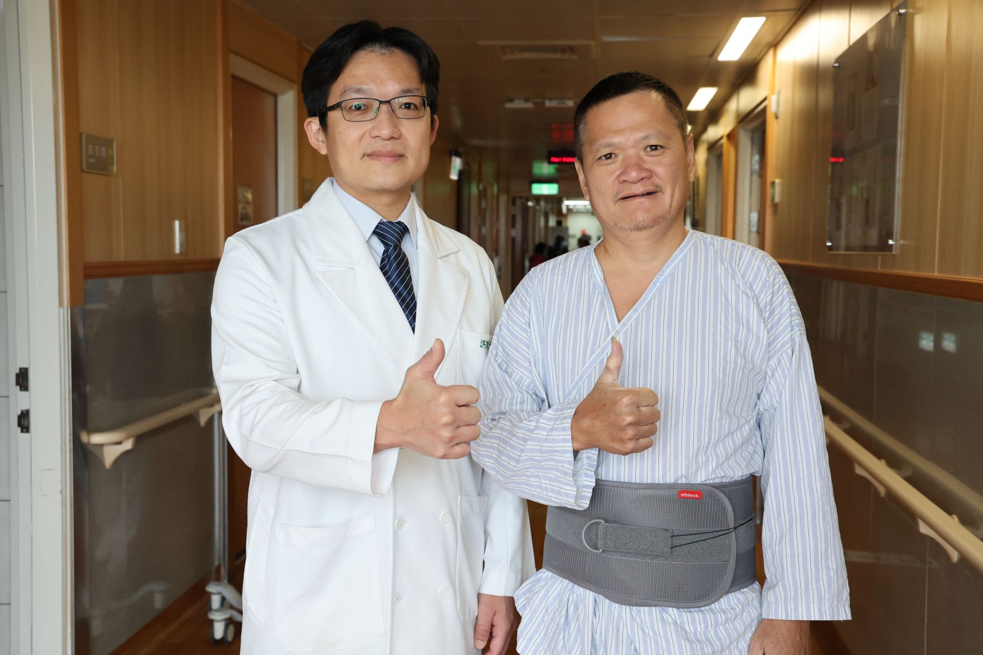 張先生(右)在術後疼痛明顯緩解,右腳麻痛大幅改善,當天即可下床行走,讓他很感謝花蓮慈院神經脊椎微創外科主任洪祥益(左)與醫療團隊。