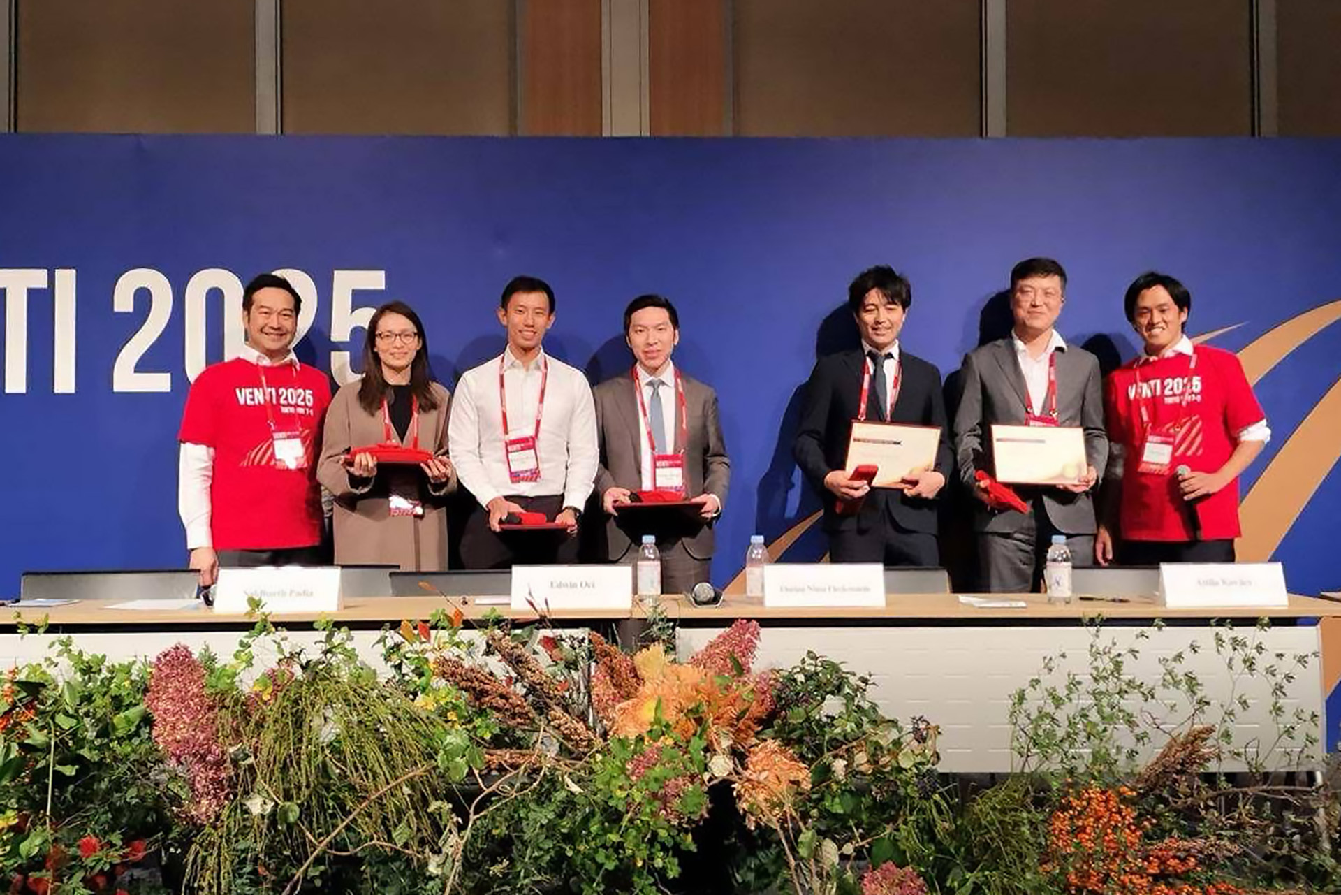 陳祈池醫師(左二)與各國專家合影