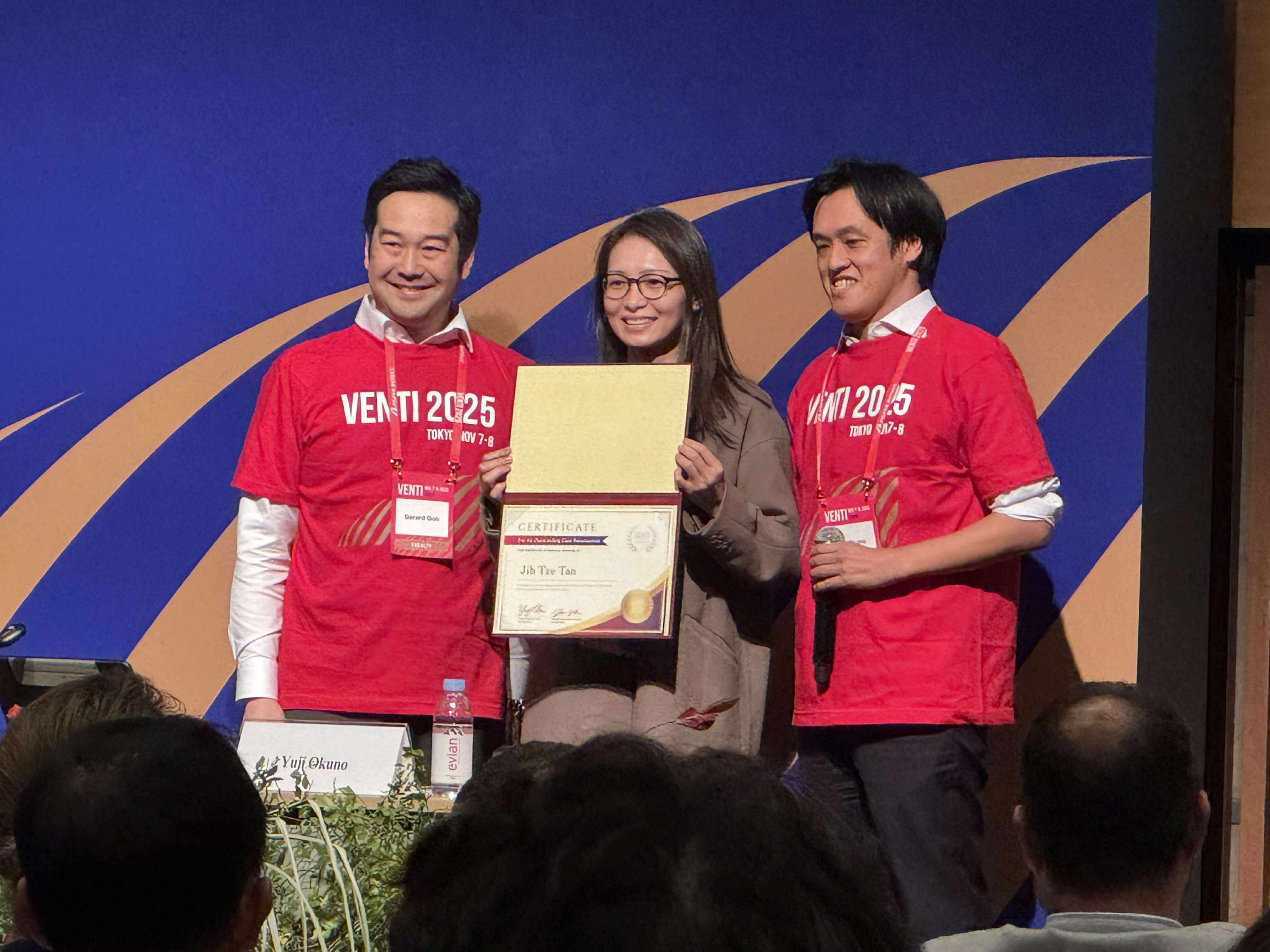 陳祈池醫師榮獲「最佳案例獎」大會主辦人奧野醫師，親自為她頒獎。