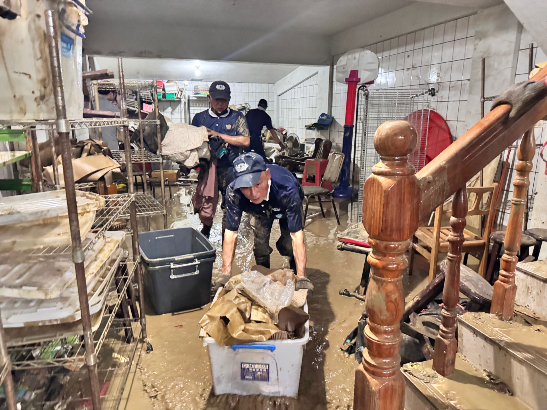 慈濟志工11月13日在蘇澳鎮災區為災戶協助清理工作。