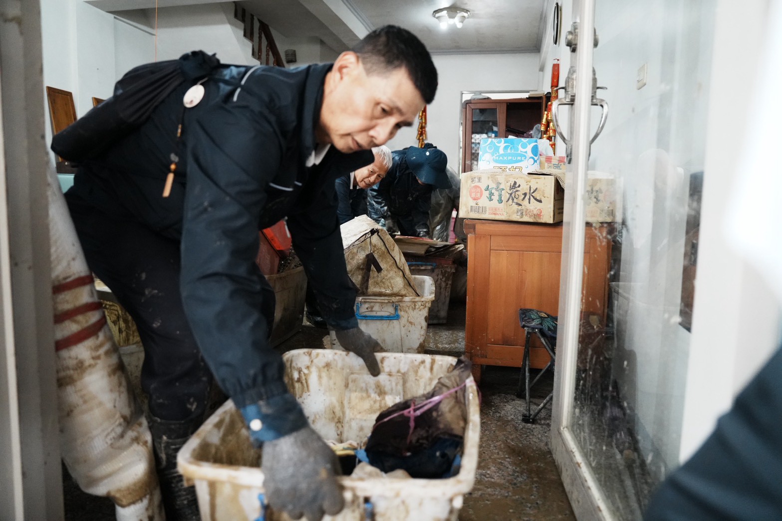 慈濟志工11月13日在蘇澳鎮災區為災戶協助清理工作。