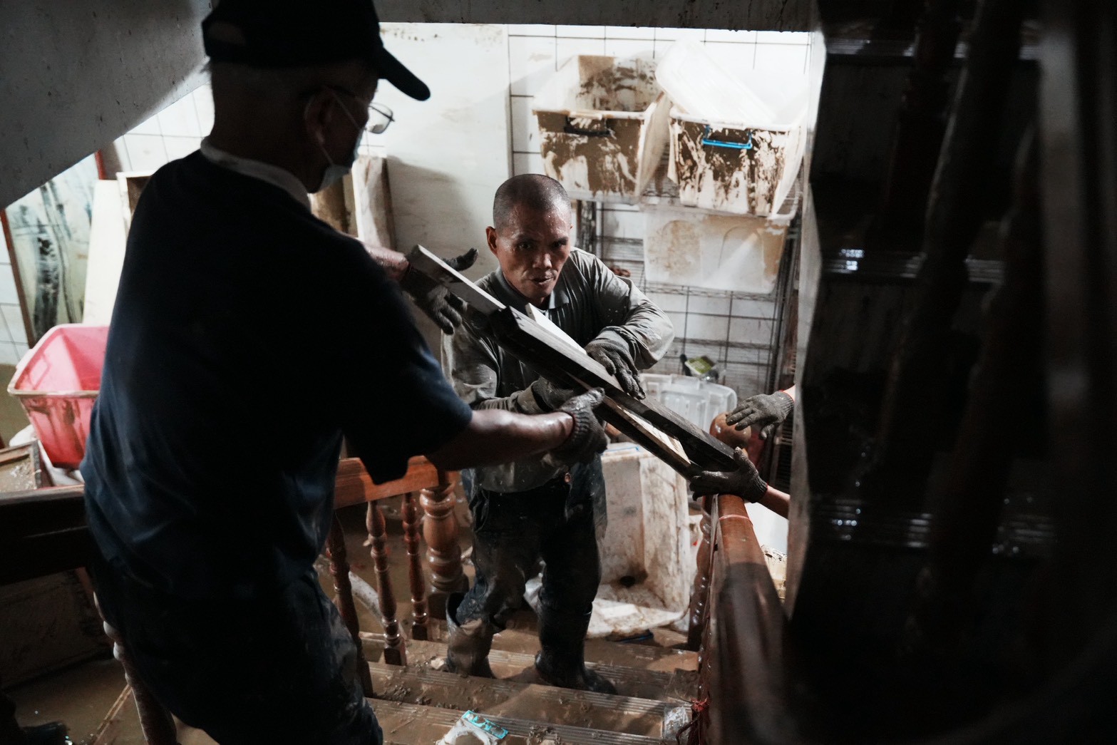 慈濟志工11月13日在蘇澳鎮災區為災戶協助清理工作。