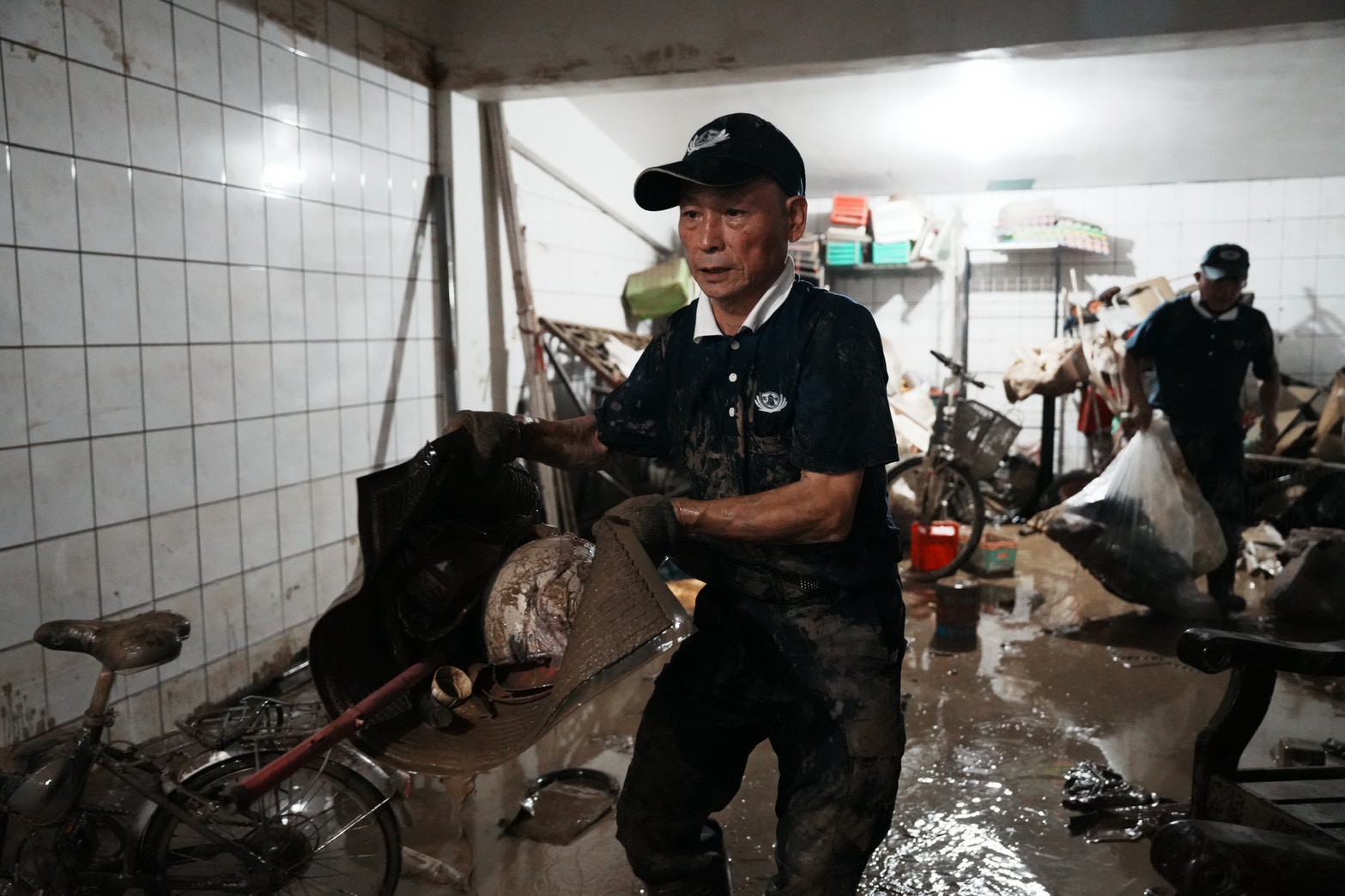 慈濟志工11月13日在蘇澳鎮災區為災戶協助清理工作。