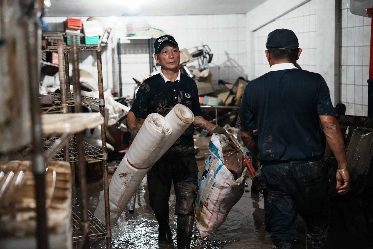 慈濟志工11月13日在蘇澳鎮災區為災戶協助清理工作。