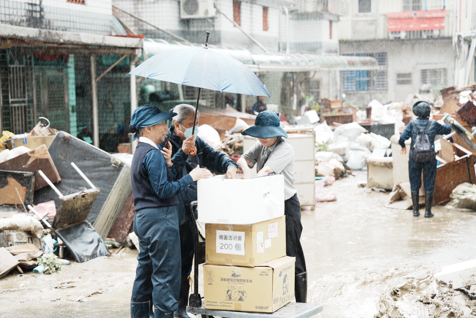 慈濟持續供應熱食到蘇澳給受災鄉親。