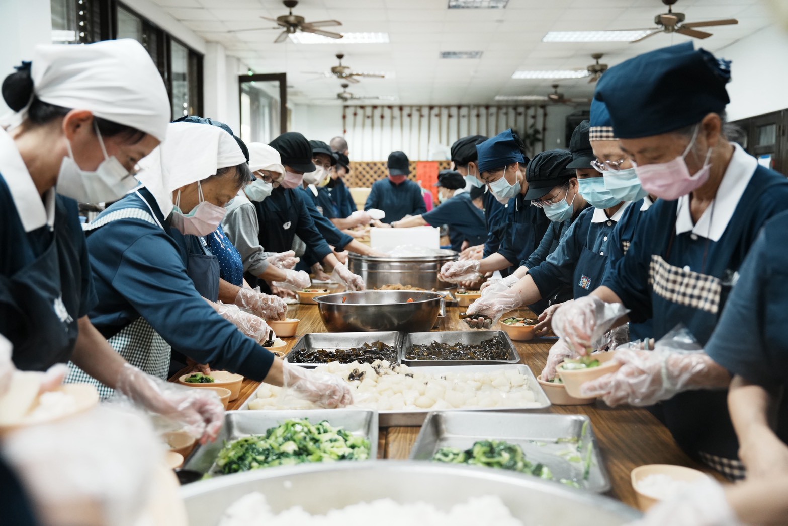 慈濟持續供應熱食到蘇澳給受災鄉親。