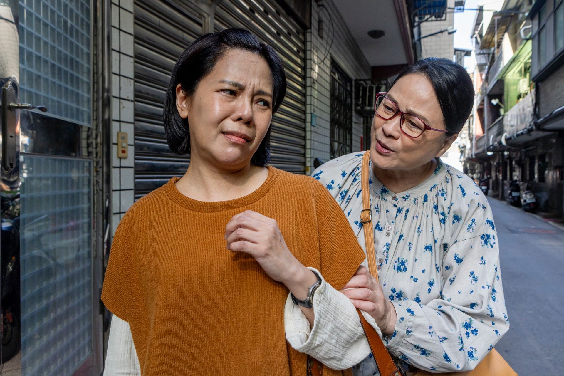 大愛劇《接住流星的人》江柑(陸小芬 飾演)親自登門拜託廖淑里(黃錦雯 飾演)來當課輔志工