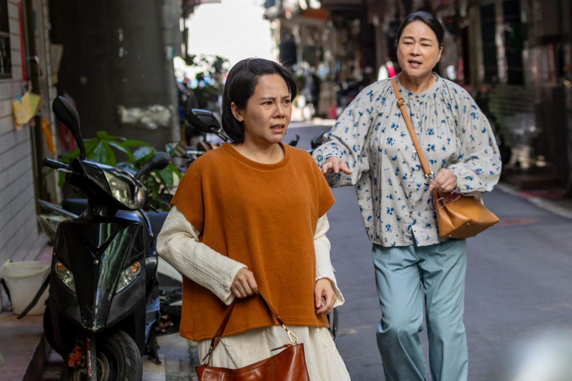 大愛劇《接住流星的人》廖淑里(黃錦雯 飾演)藉口有事先行離開