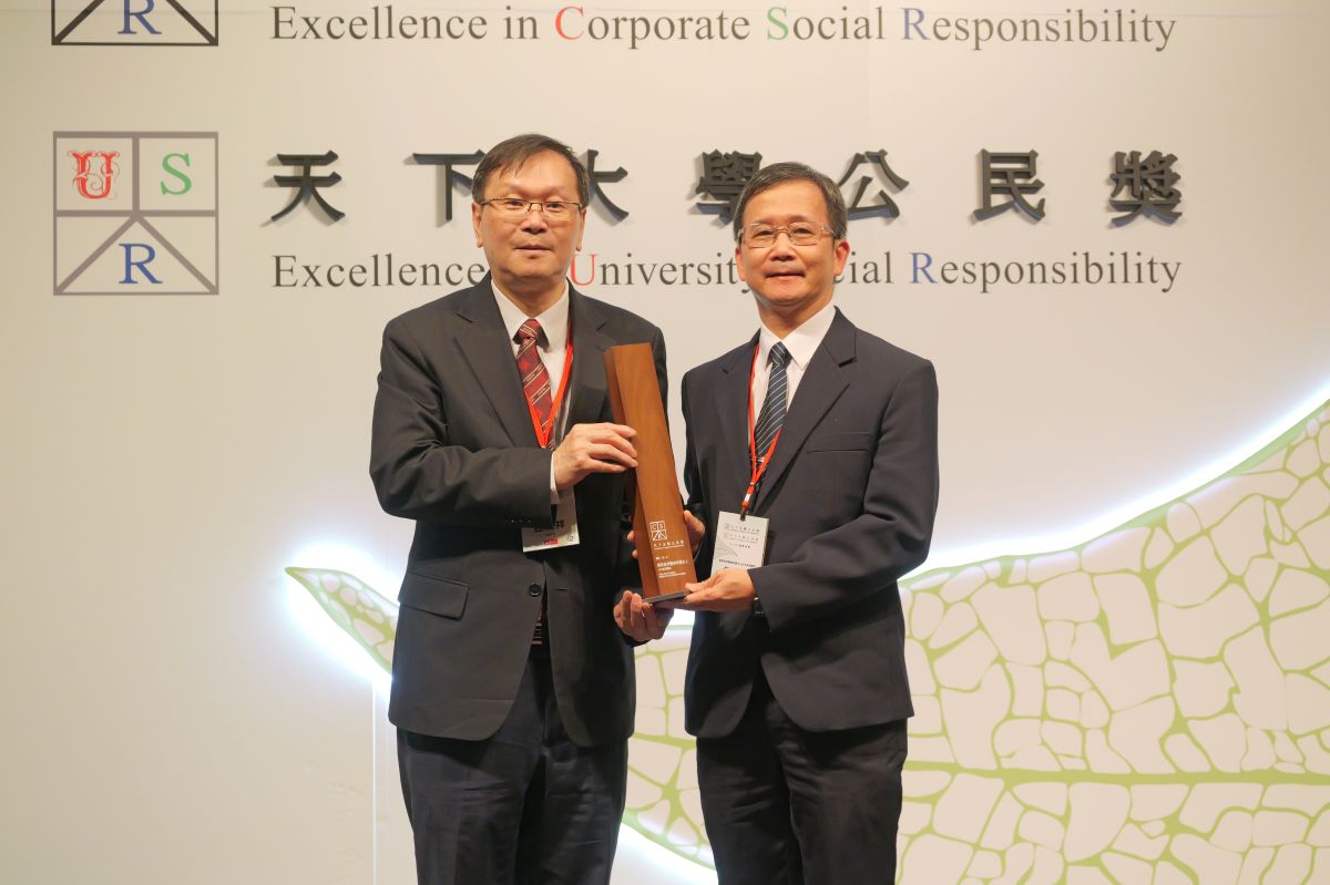 台北慈濟醫院榮獲「天下永續公民獎」,由何景良副院長代表領獎。