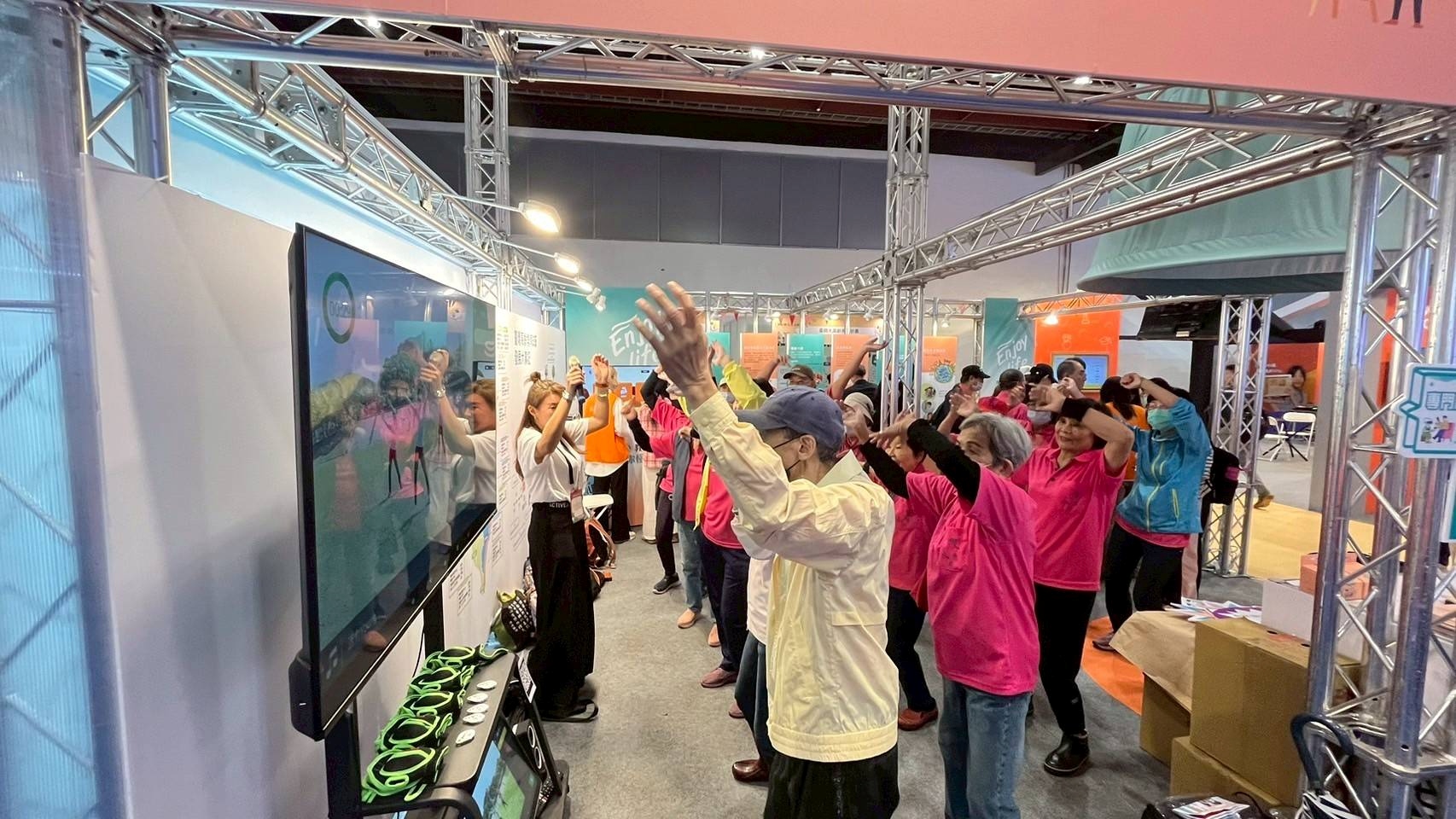 教育部「教你懂生活」展攤提供樂齡大學數位科技設備供民眾體驗