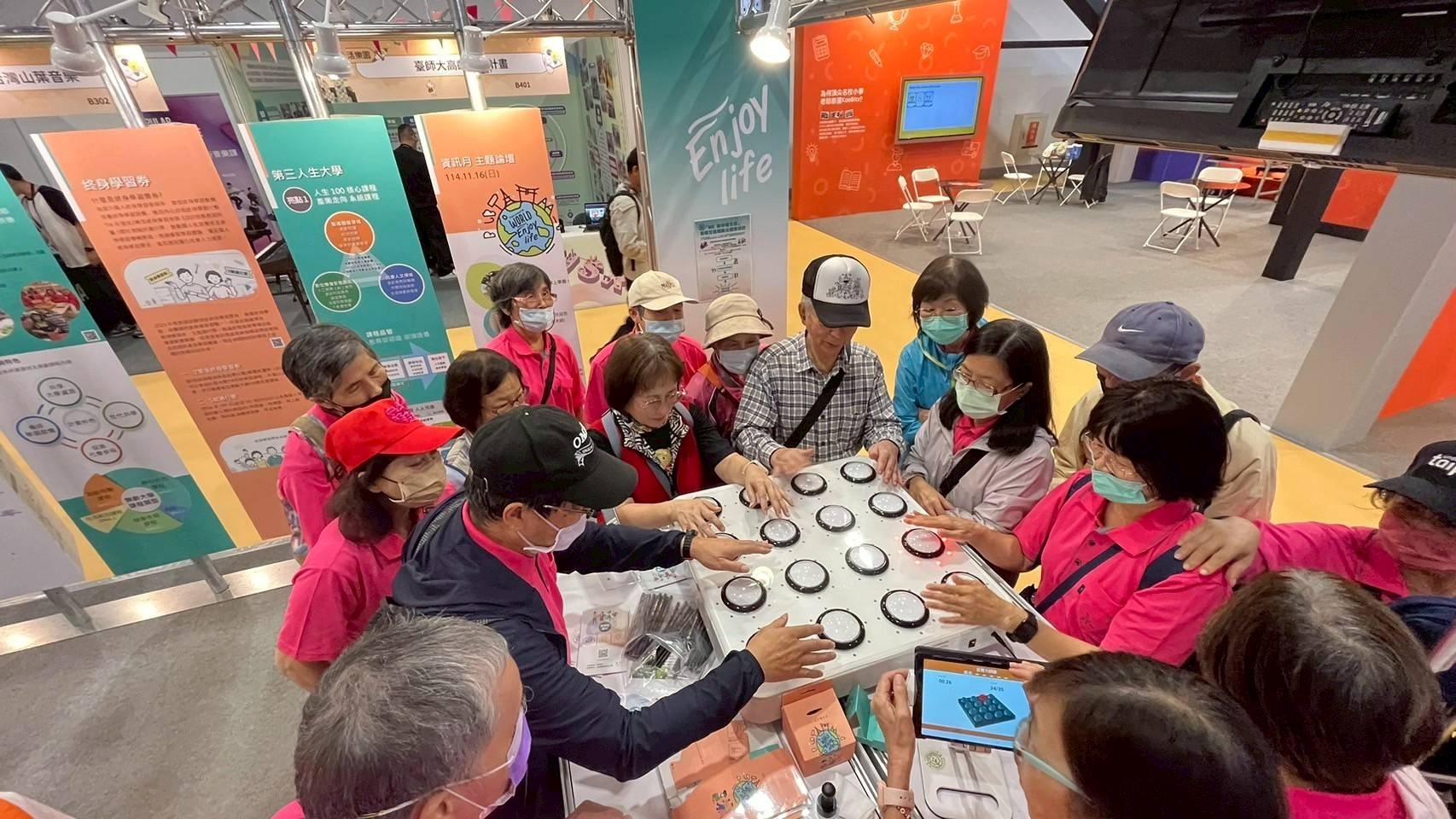 教育部「教你懂生活」展攤提供樂齡大學數位科技設備供民眾體驗