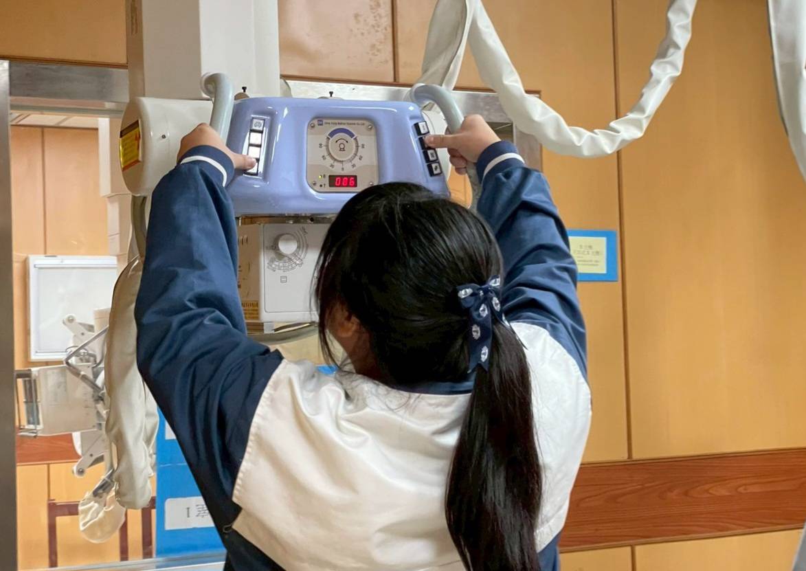同學體驗醫學影像暨放射技術科，嘗試操作專業設備。