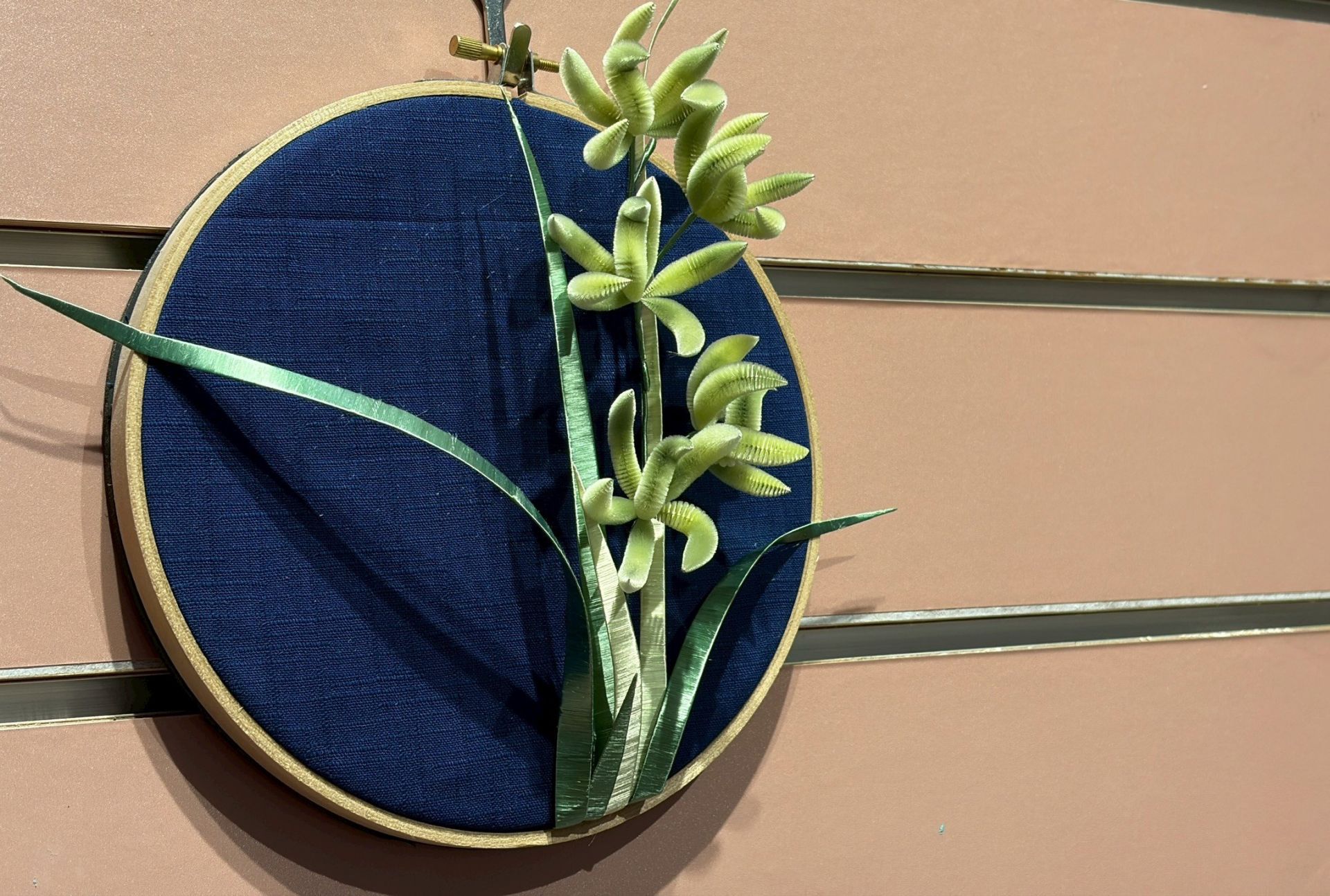 新銳工藝家陳立凡精選代表作品展出,包括最新榮獲2025TCOD台中原創-創意生活類獎的作品《入世自成芳》掛畫