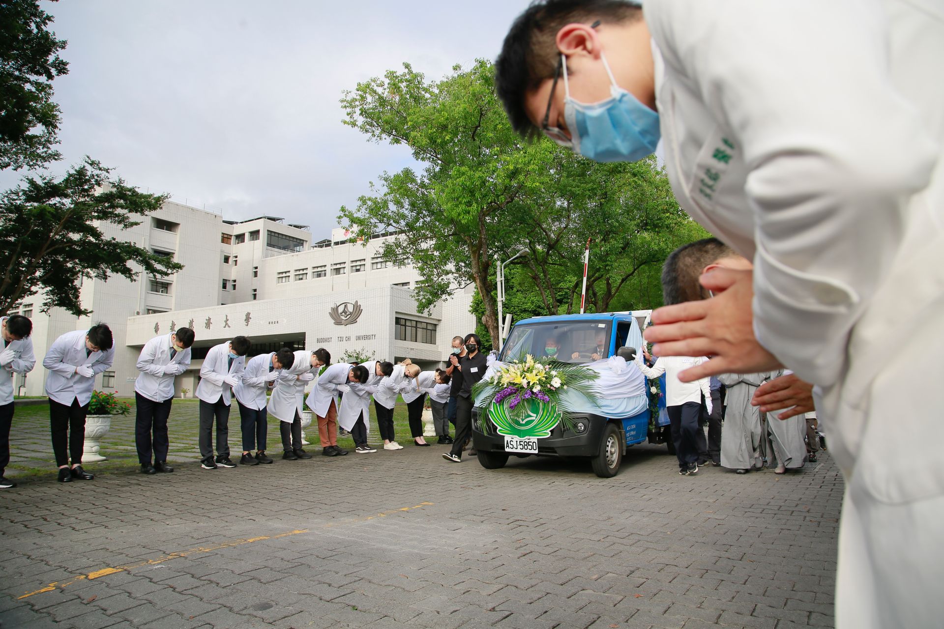 送別無語良師最後一程