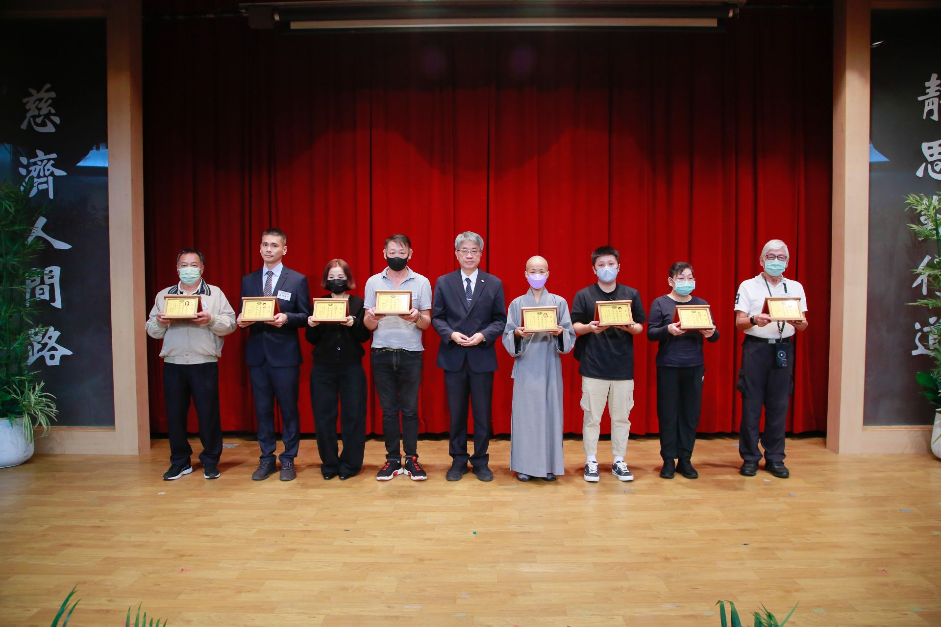 副校長陳宗鷹頒發感恩紀念牌予無語良師家屬