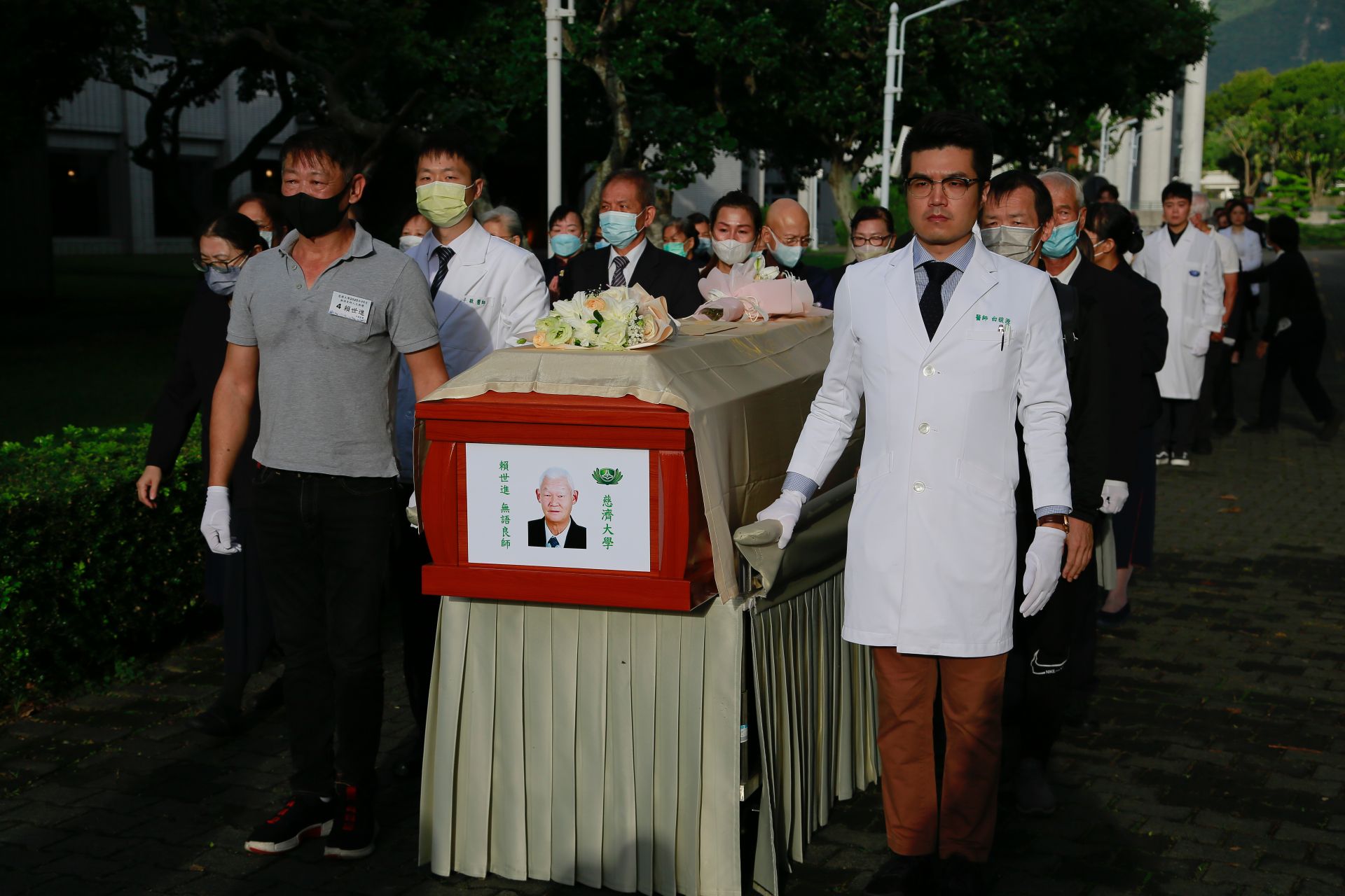 八位老師的生命故事，都是醫師的學習典範