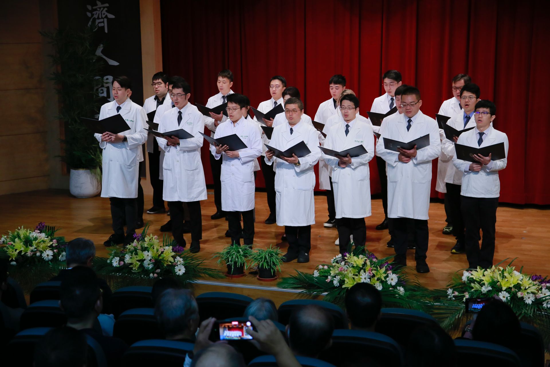 醫師們獻唱「菩薩的化身」，表達感恩之意