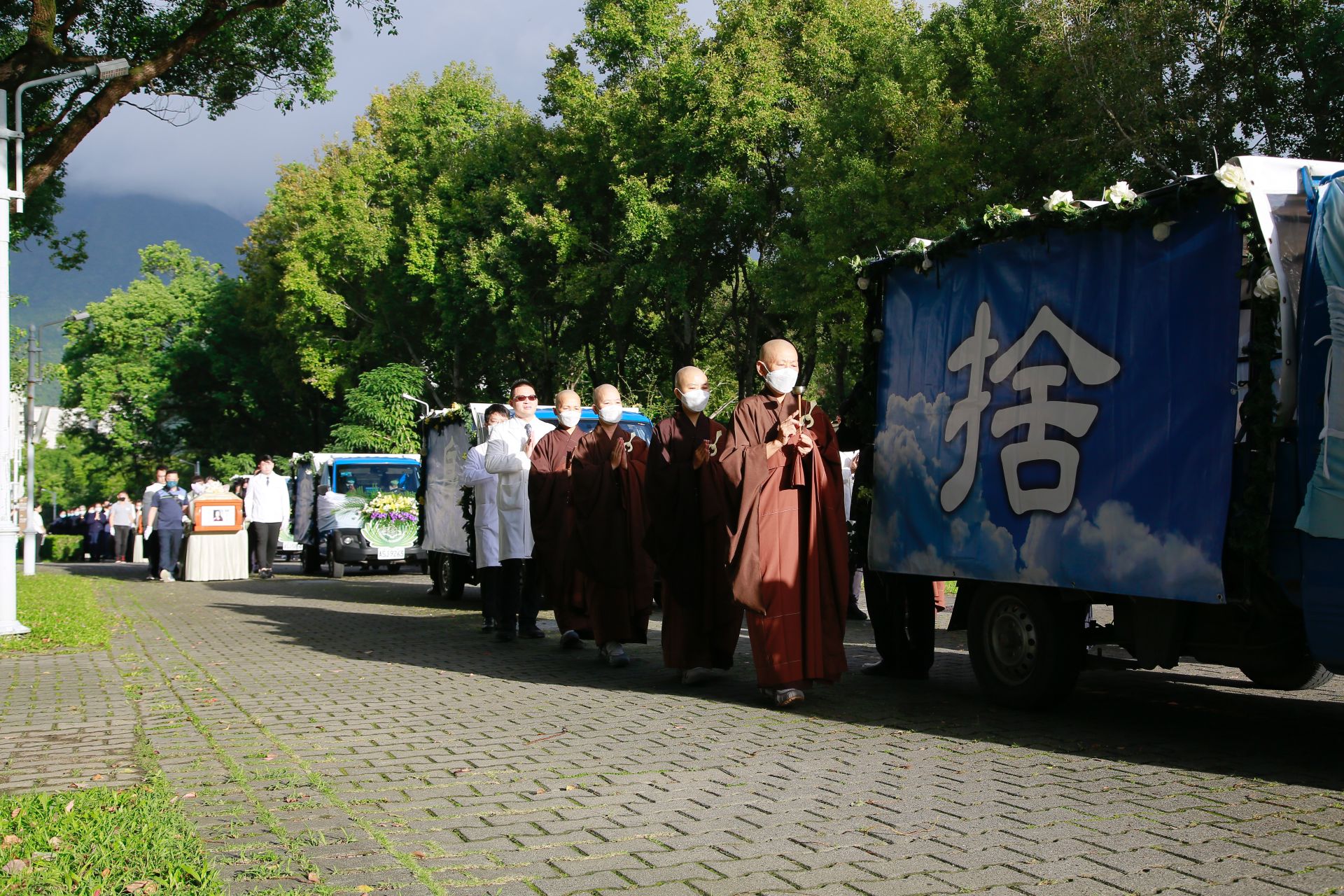 靜思精舍常住師父引禮，送靈典禮莊嚴肅穆