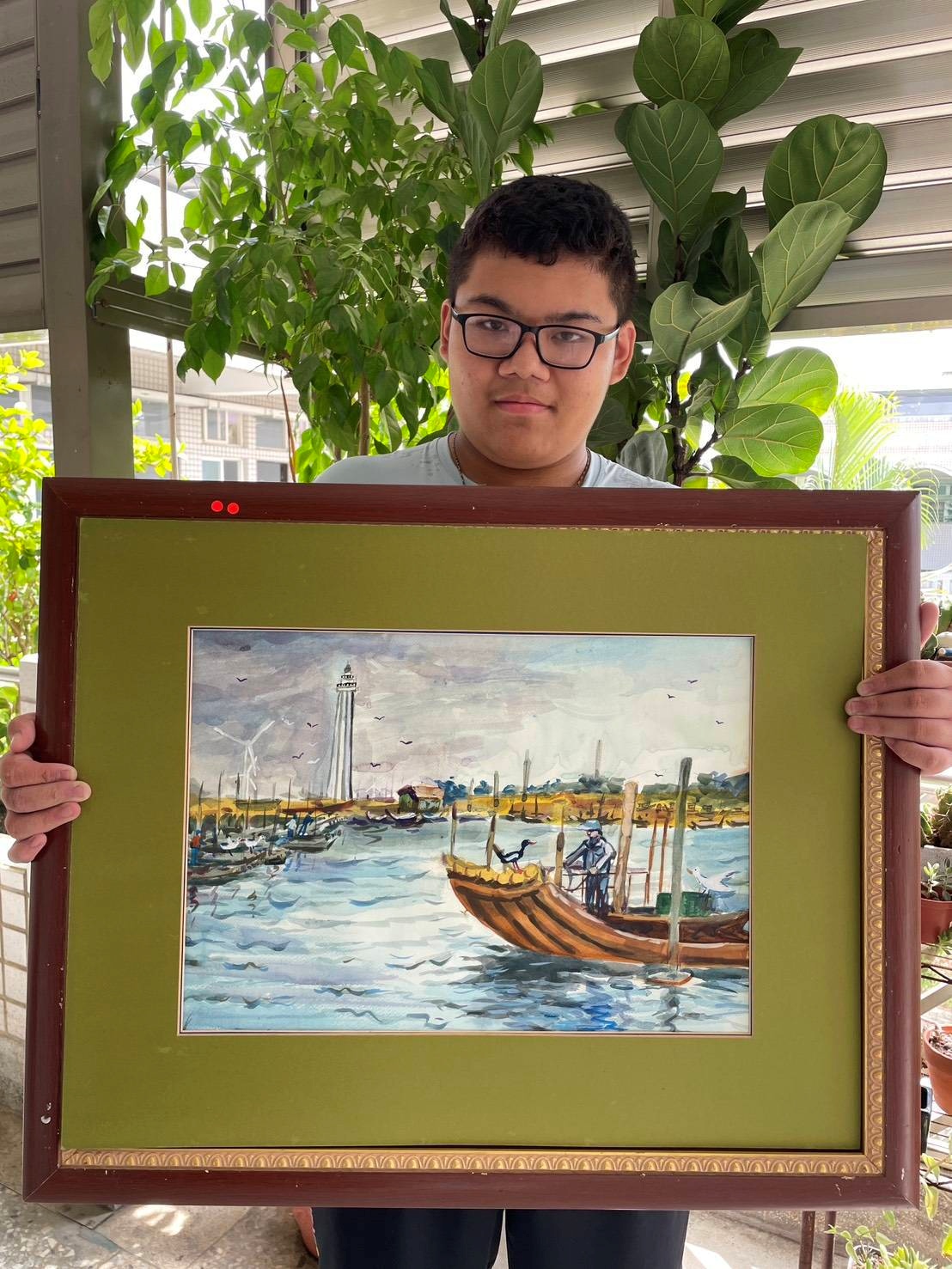 陳柏翰同學及其作品《無聲地訴說》。