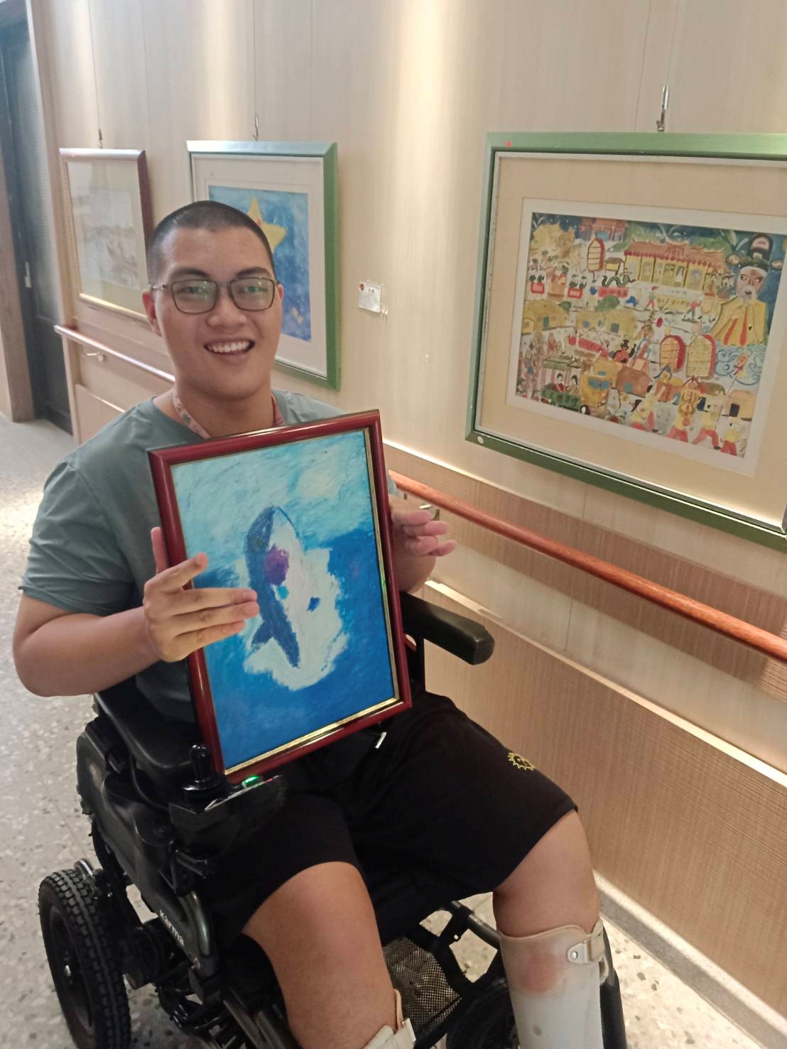 詹益澧同學及其作品《出海口風景》。