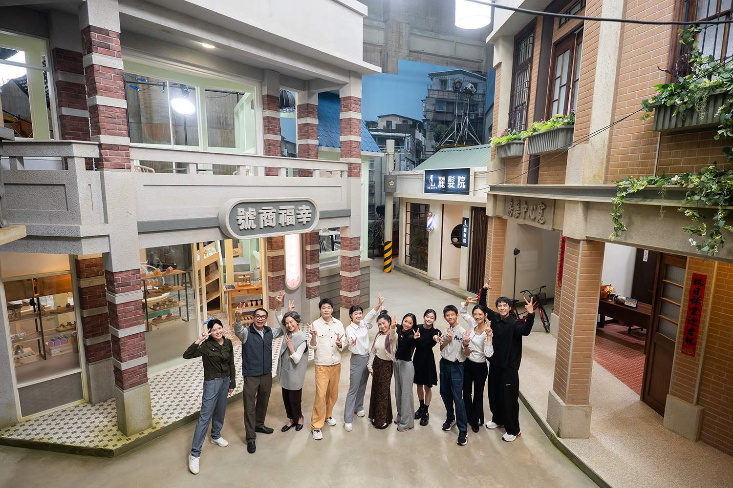 大愛電視打造專屬大型棚景拍攝情境喜劇《大愛街二巷》。左起:余子嫣、謝其文、柯素雲、侯彥西、嚴正嵐、阮安妮、宋亭頤、邵奕玫、洪君昊、吳奕蓉、潘君侖。