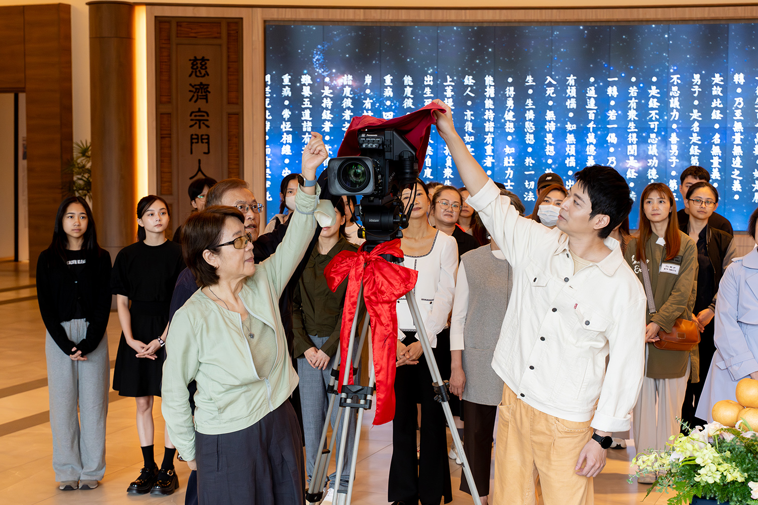 大愛劇《大愛街二巷》開鏡儀式。統籌潘鳳珠、男主角侯彥西揭開攝影機紅布,準備開鏡。