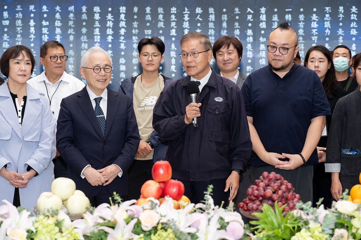 大愛劇《大愛街二巷》開鏡儀式,慈濟傳播人文志業執行長王端正致詞。右:葉天倫導演,左1:編劇謝育秀、左2:慈濟傳播人文志業合心精進長姚仁祿。