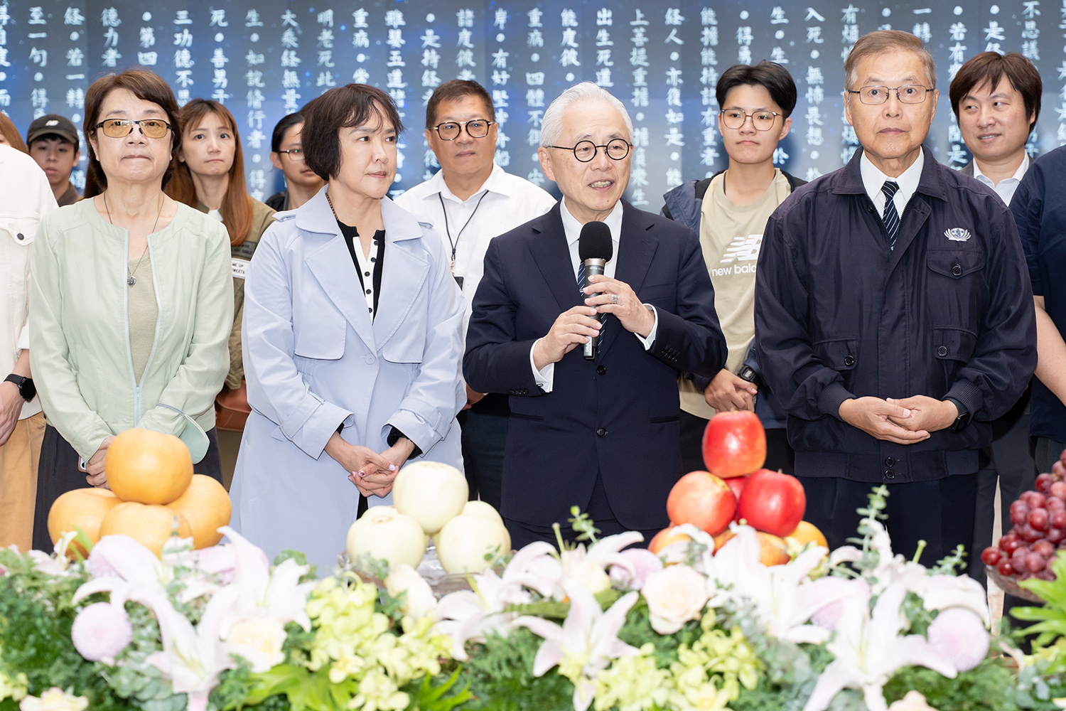 大愛劇《大愛街二巷》開鏡儀式,慈濟傳播人文志業合心精進長姚仁祿致詞。左1:總籌潘鳳珠、左2:編劇謝育秀、右:葉天倫導演。