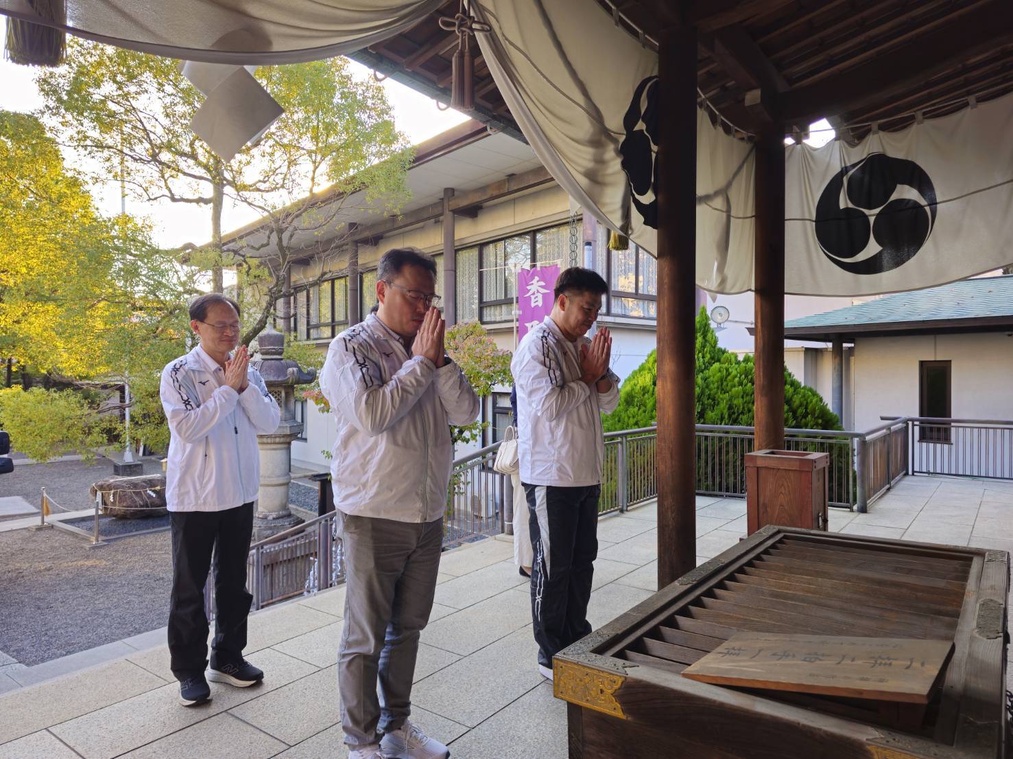 運動部鄭世忠次長與代表團林昭穎團長參拜龜戶香取神社,祈願參賽任務順利成功。