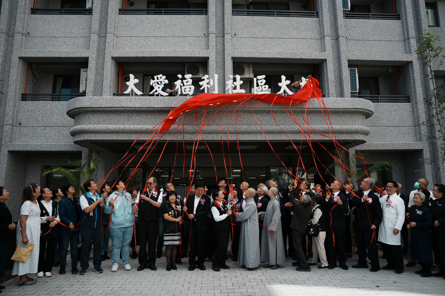 慈濟援建「0403花蓮地震」大愛福利社區大樓,2025年11月15日舉行落成啟用暨揭牌典禮。慈濟營建處主任向傅崑萁立委、徐榛蔚縣長以及慈濟副總林碧玉介紹硬體設備。