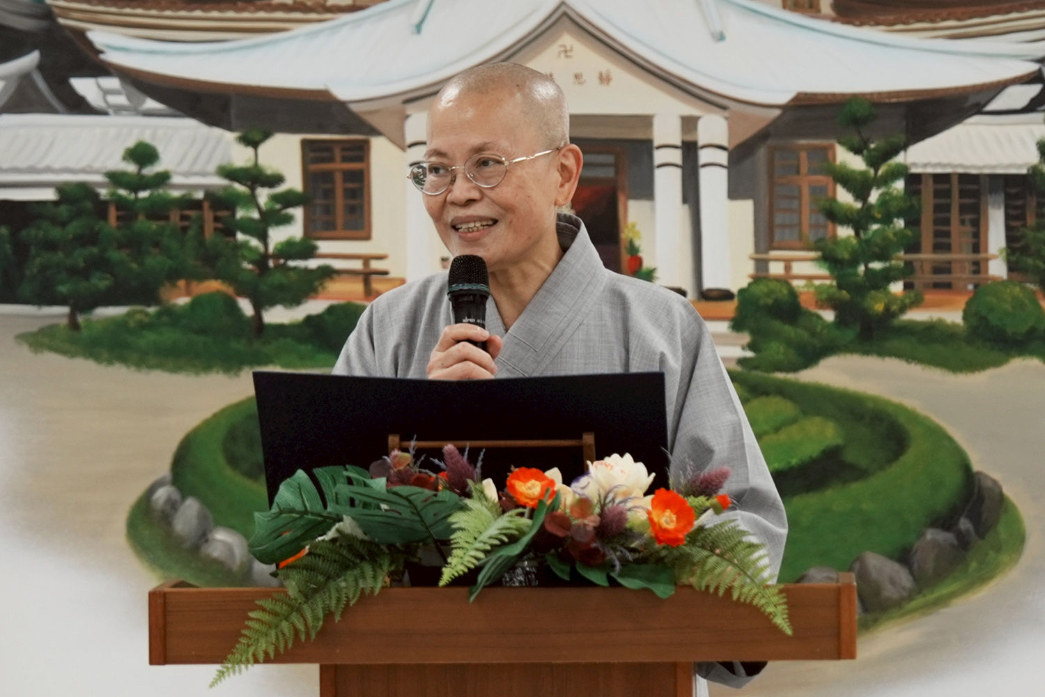 靜思精舍德懷法師代表證嚴法師出席並恭讀祝福信。