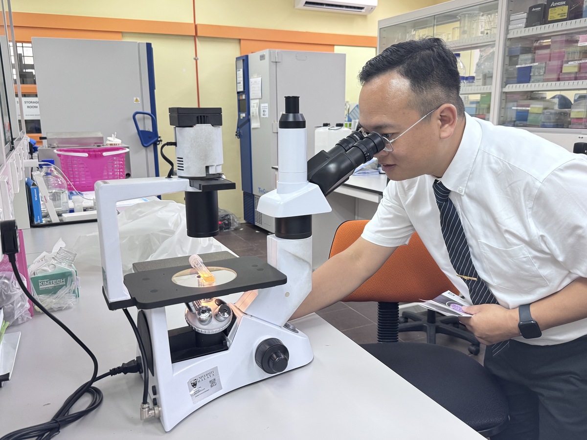 師長於 TIDREC 蜱蟲細胞庫中,透過顯微鏡觀察蜱蟲細胞,近距離了解熱帶病媒相關研究。